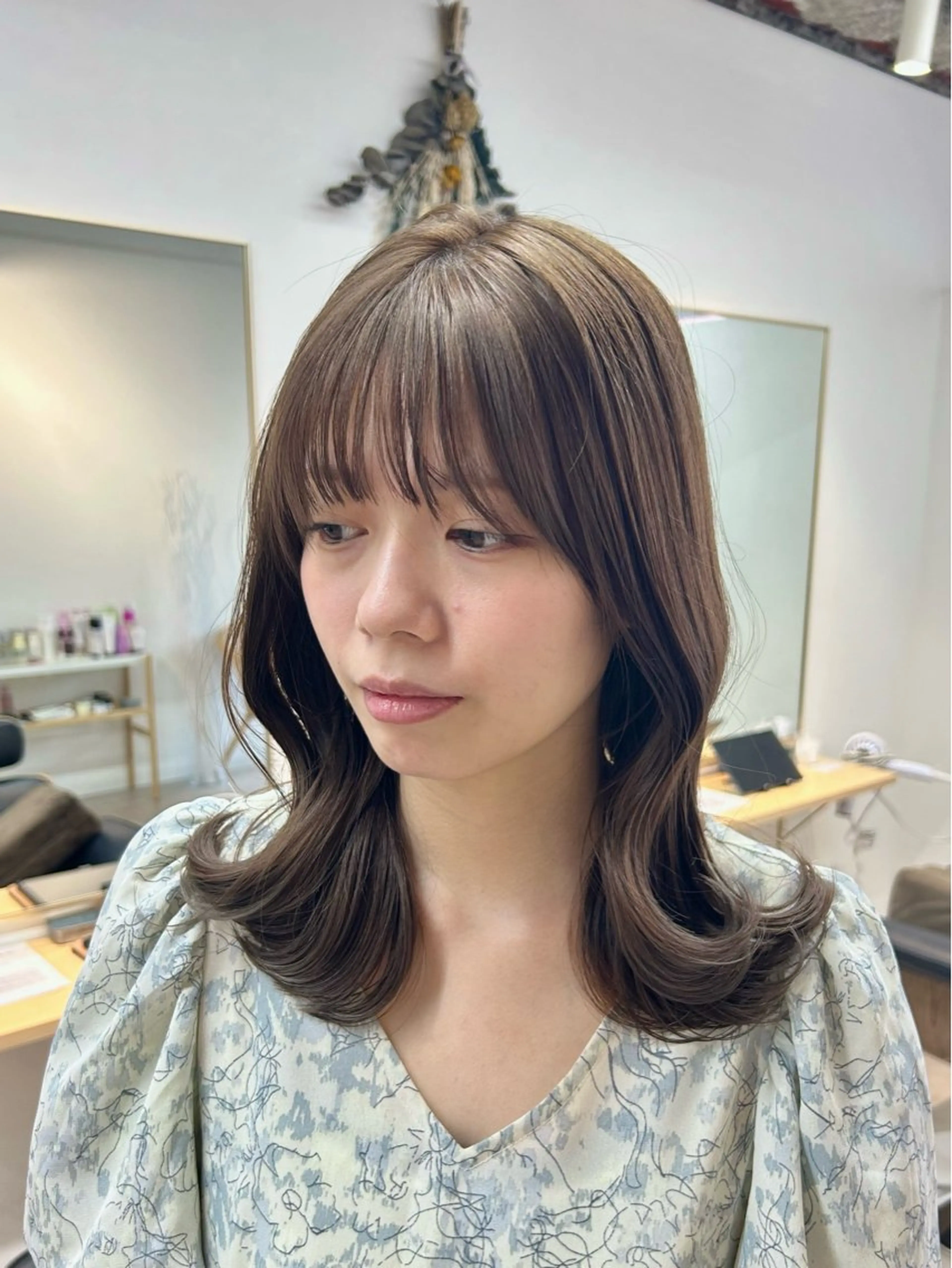セミロング カラー ベージュカラー オリーブベージュ くびれヘア カット ヘアカラー トリートメント 艶カラー/レイヤー/ ハイトーン/まなみのヘアスタイル