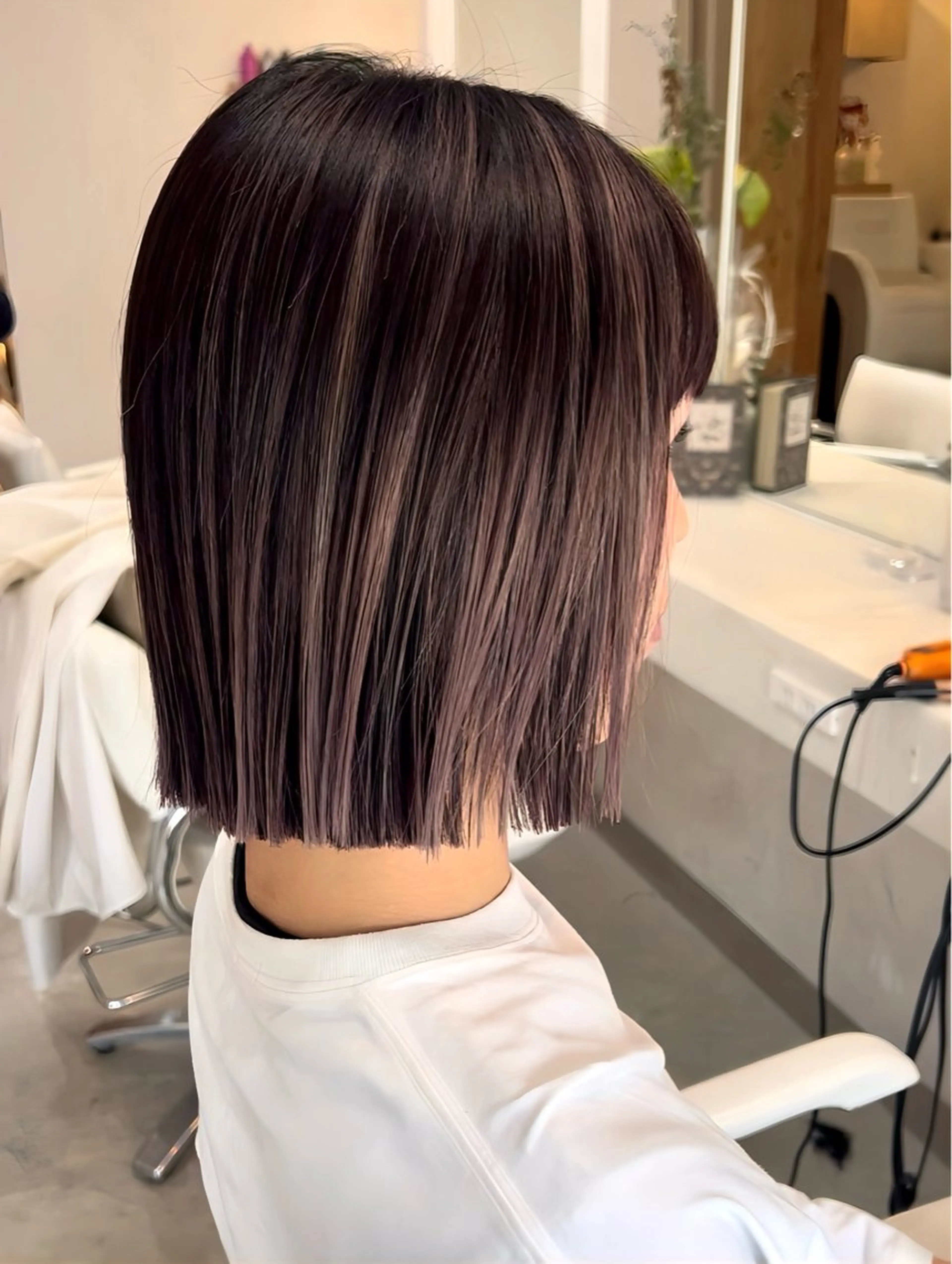 ミディアム ボブ レイヤーカット カット ヘアカラー トリートメント un ジュリアのヘアスタイル