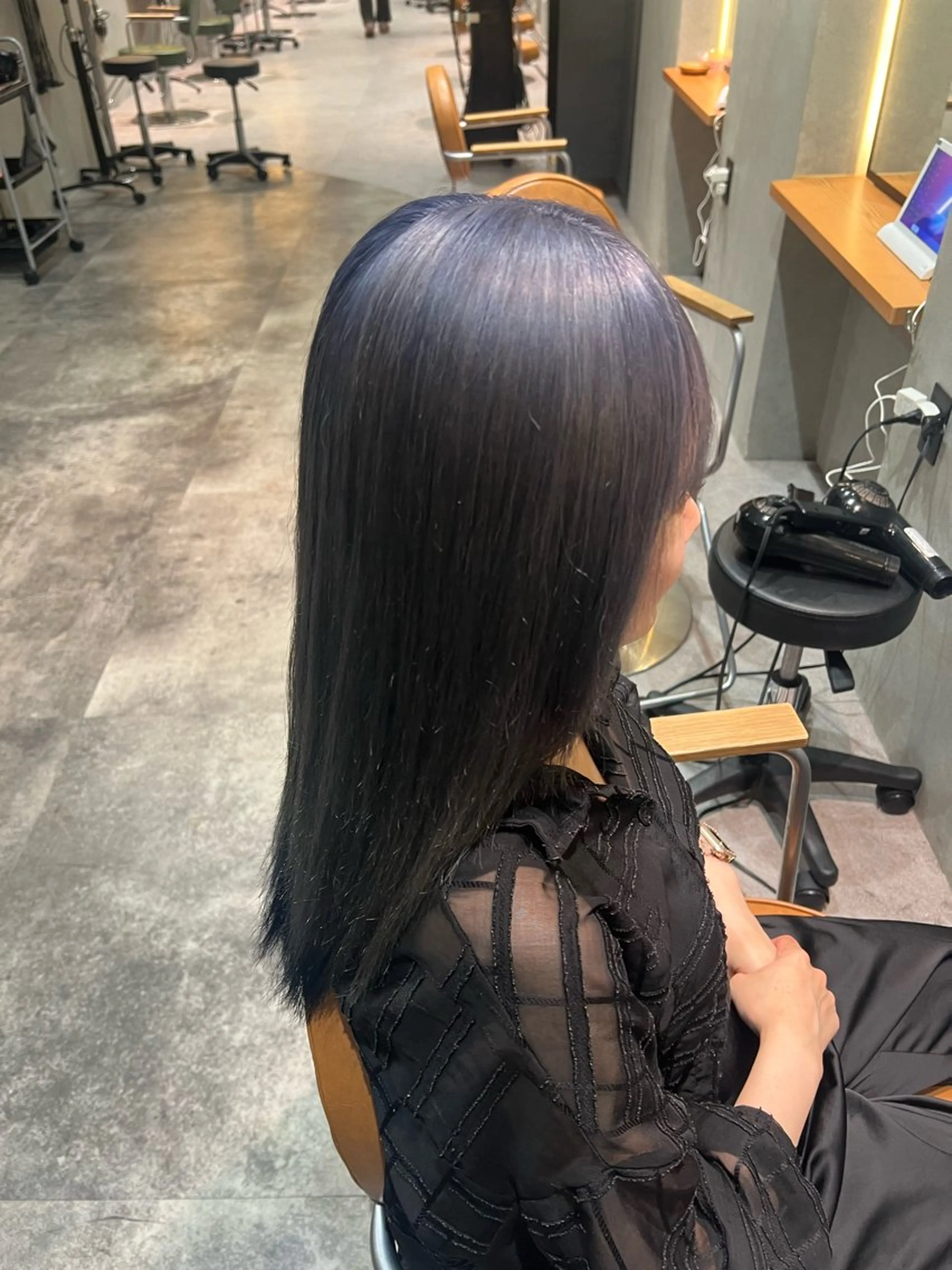 ロング カラー ブリーチ ブルーカラー 安岡 稜太のヘアスタイル