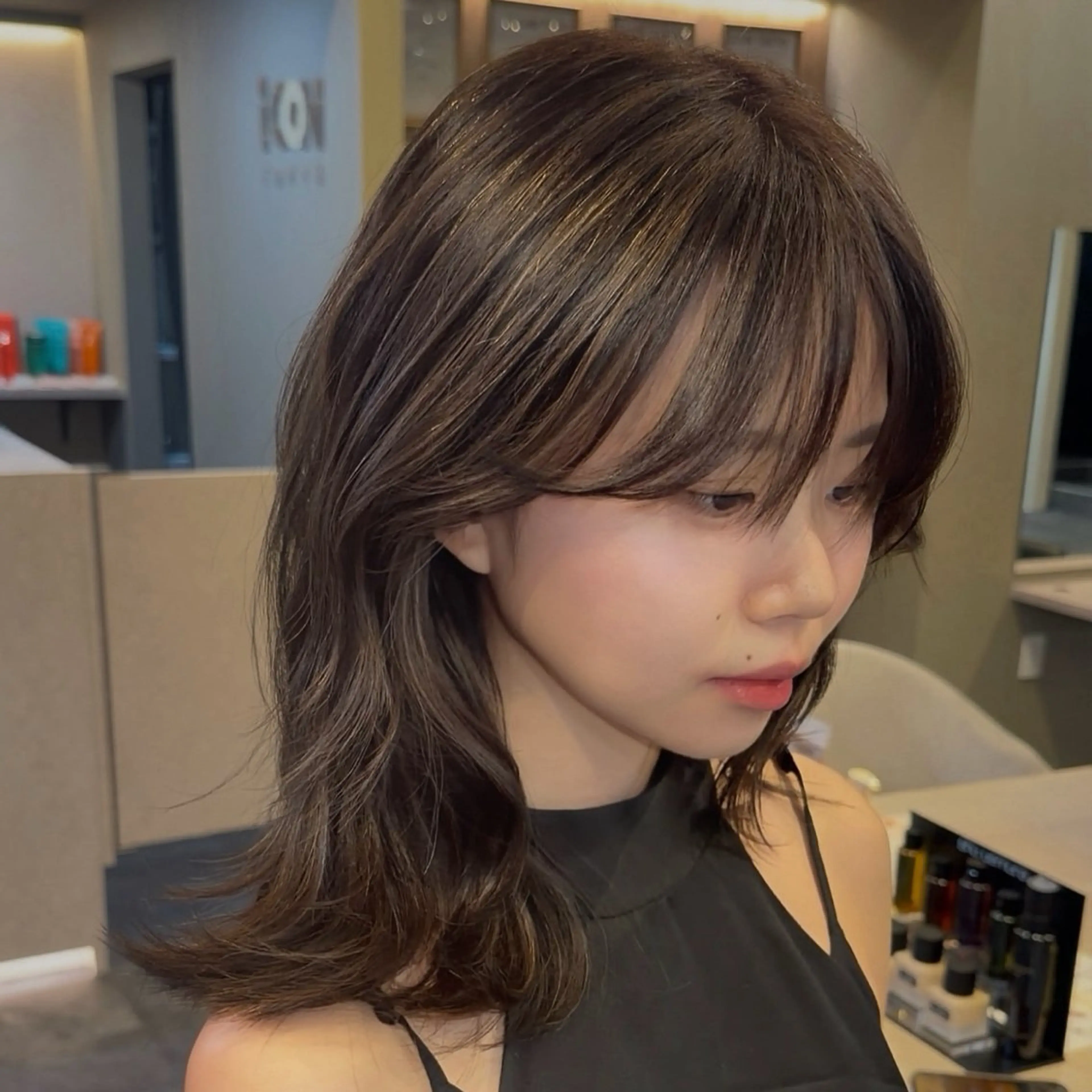 セミロング カラー ブリーチ デザインカラー ハイライトカラー ハイライト ヘアカラー 🇺🇸海外デザイン iCON TOKYOのヘアスタイル