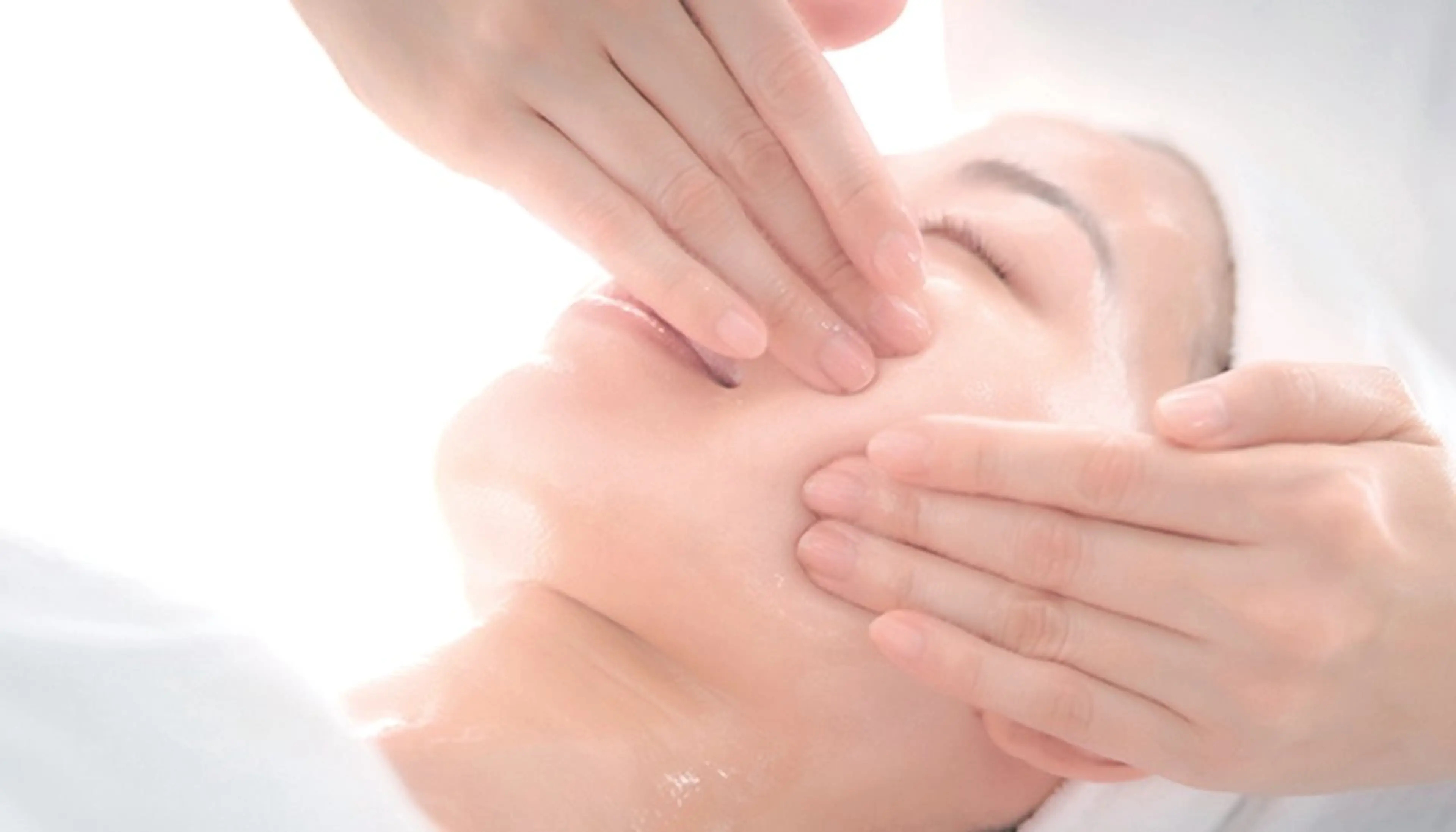 シーズナルエステ（美白）肌のゴワつき、くすみ、シミ、シワが気になる方に！初回限定価格✨効果大です❤️の写真