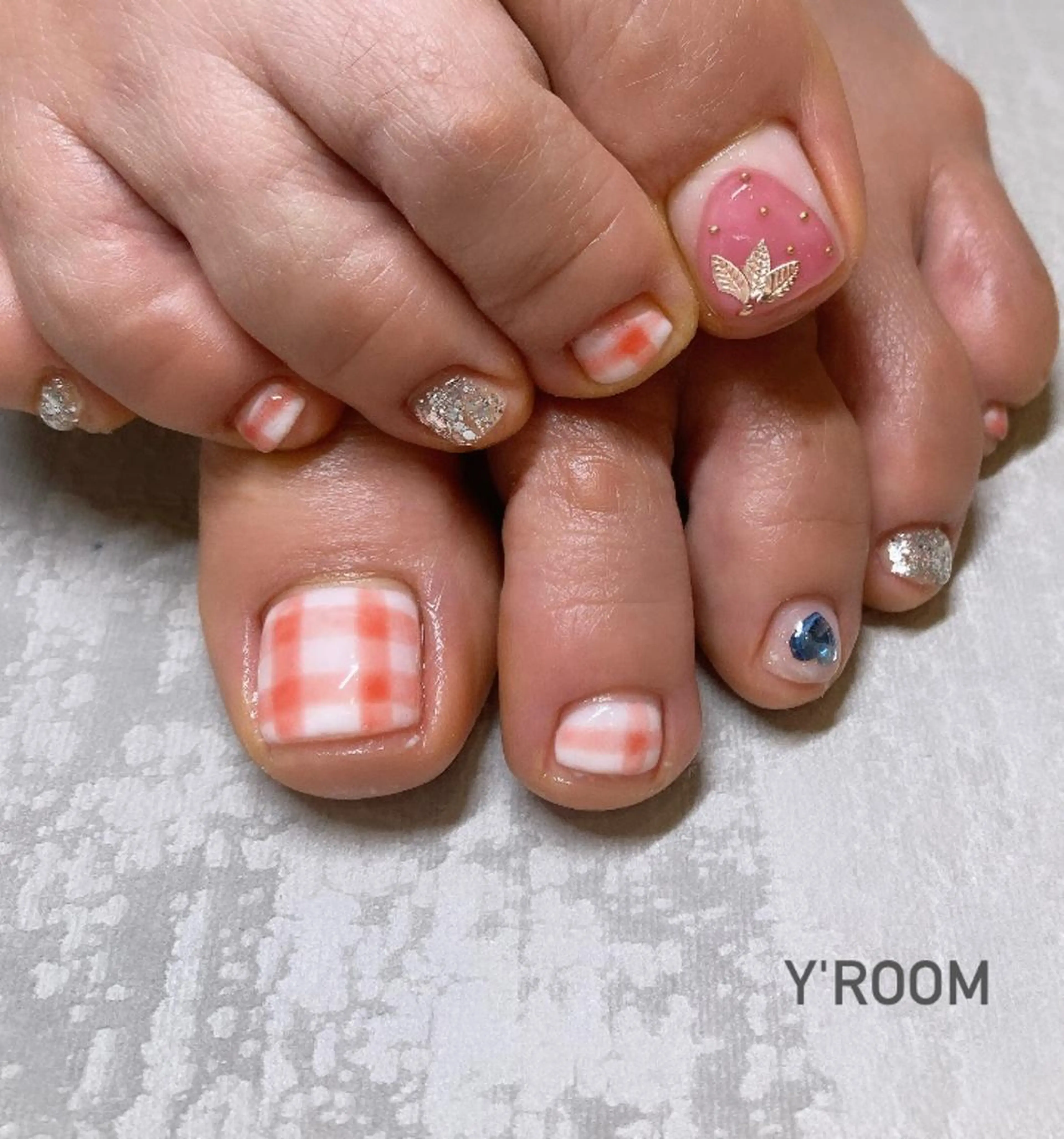 ネイル オーロラネイル フラッシュネイル フットネイル ジェルネイル 氷ネイル・うるうるネイル YUKA （ネイリスト）のネイルデザイン