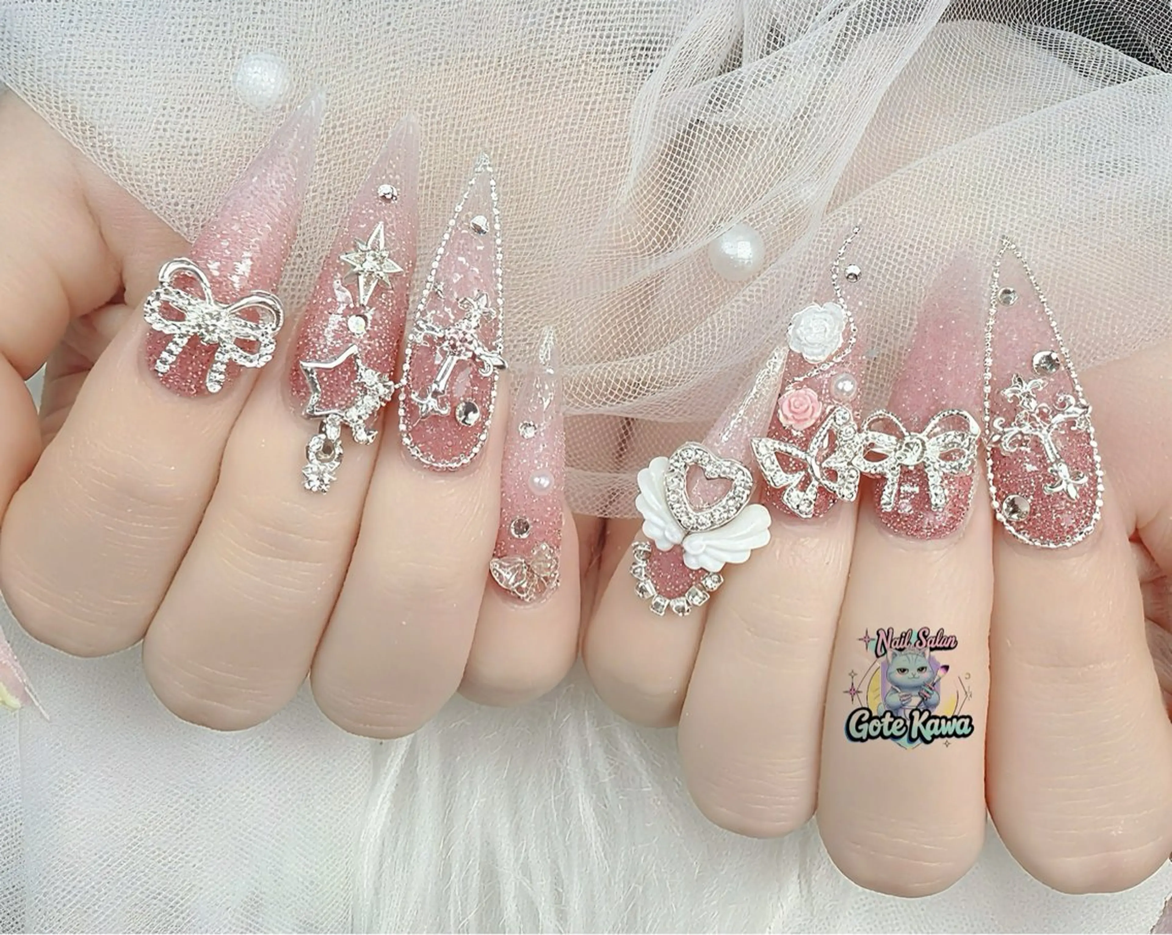 ネイル グラデーション キラキラネイル リボン ワンホンネイル ハンドネイル ハンドケア Gote Kawa nail salonのネイルデザイン