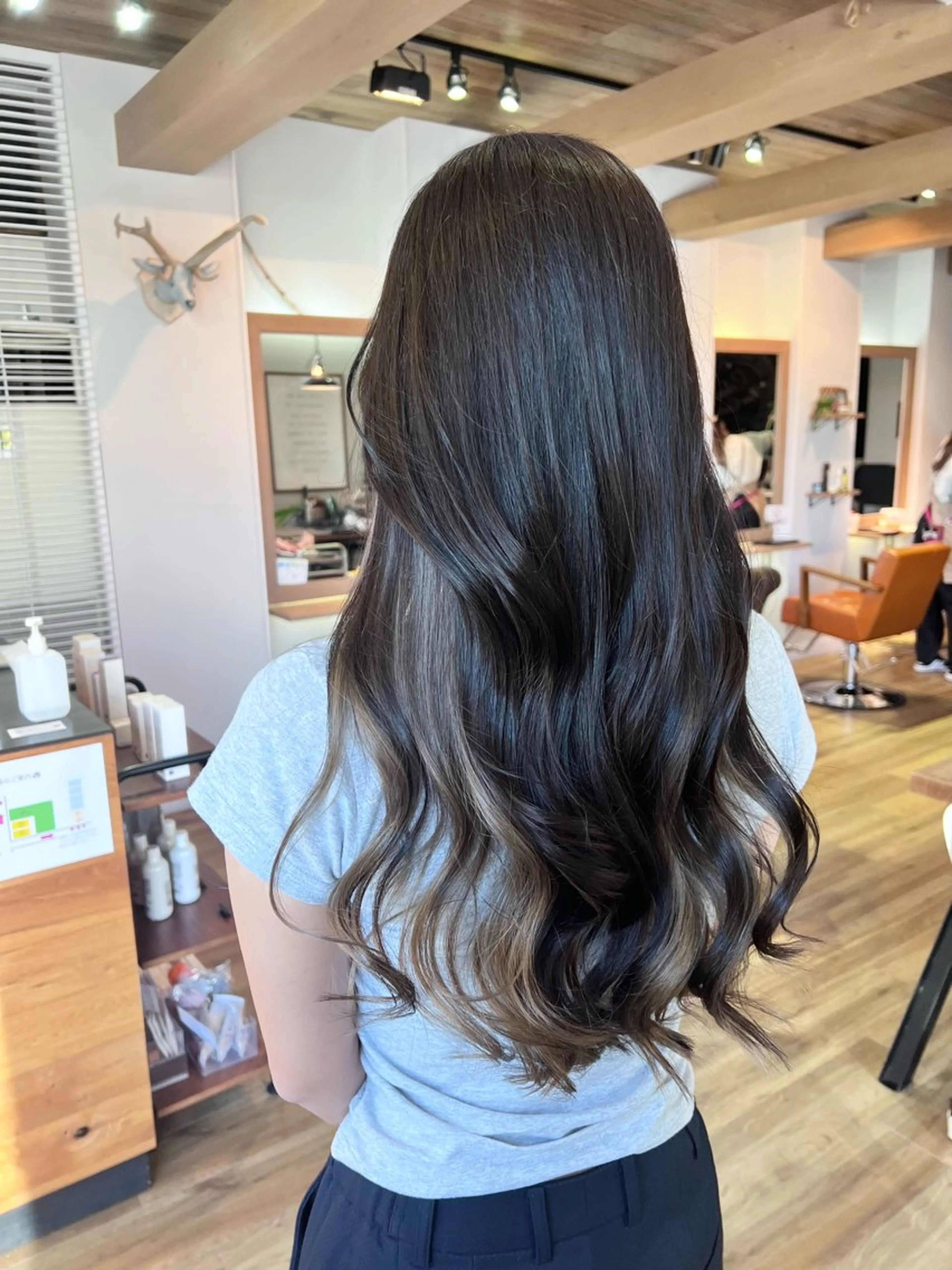 ロング カラー お団子ヘア ブラウンカラー グレージュ ヘアカラー トリートメント ツキダテ ユイのヘアスタイル