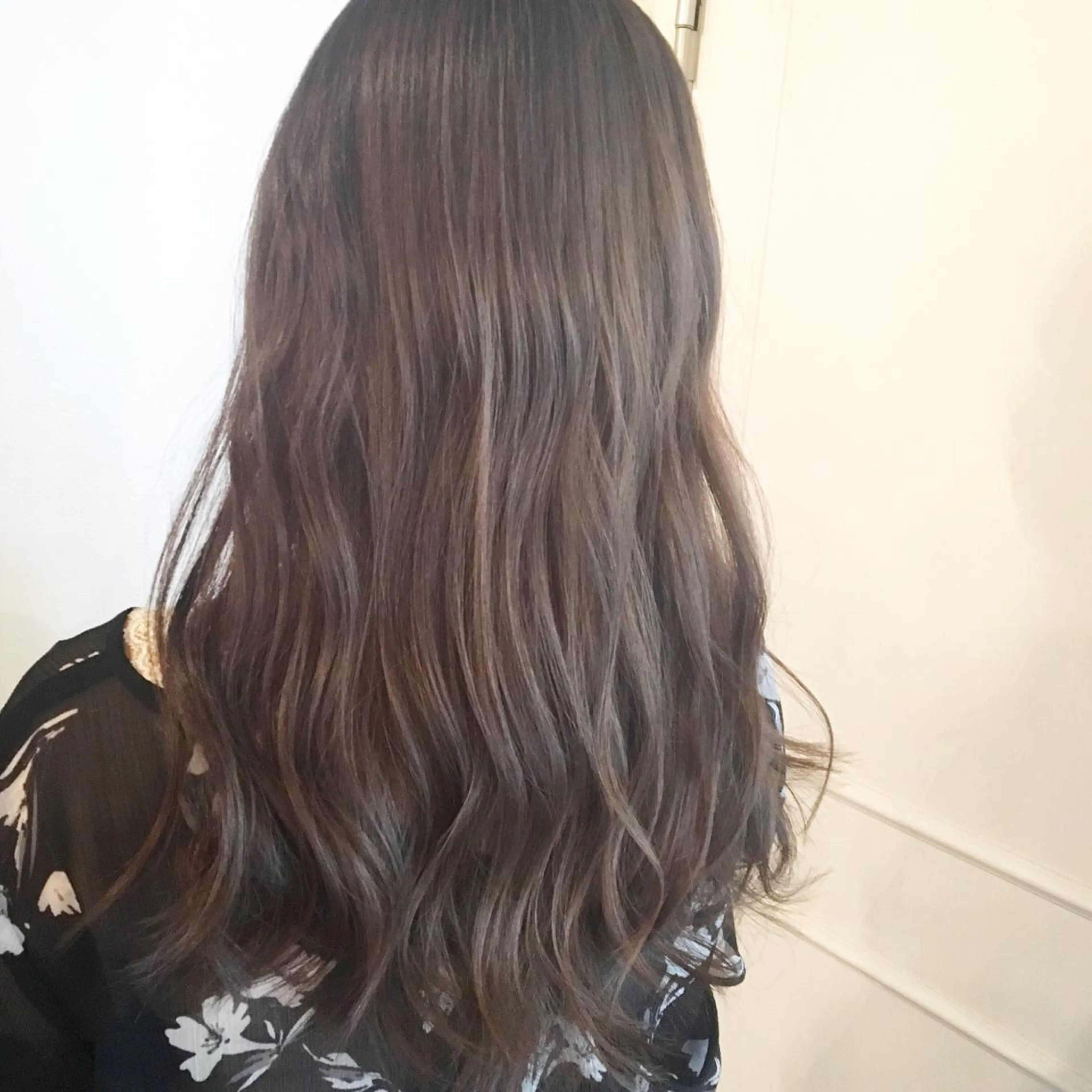 セミロング カラー ブリーチ グレージュ 門岡 ひかるのヘアスタイル