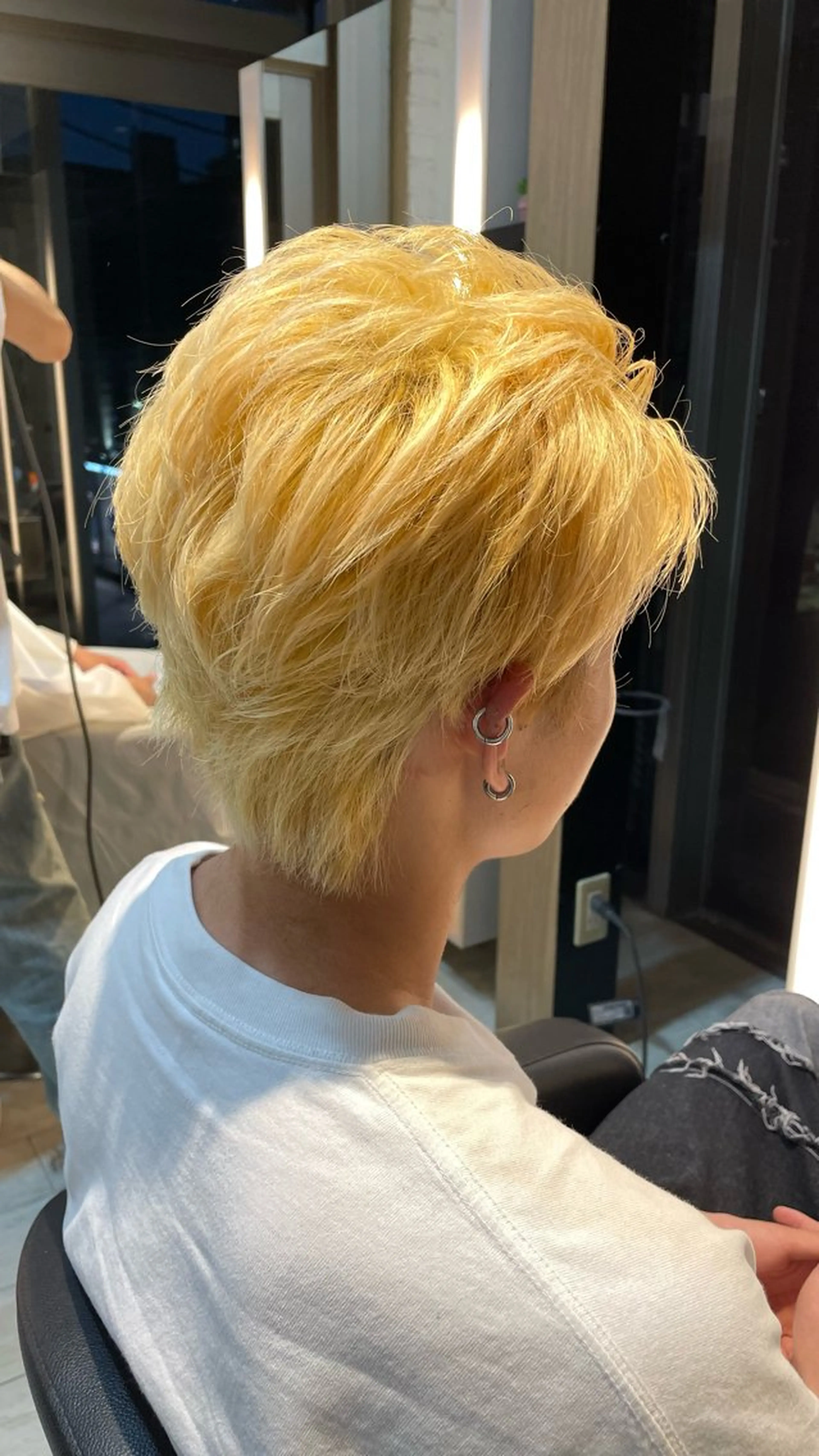 ショート カラー メンズ メンズブリーチ ブリーチ ブロンド ケアブリーチ ショートヘア ヘアカラー トリートメント 有働由良／ハイトーン ／韓国メンズヘアのヘアスタイル