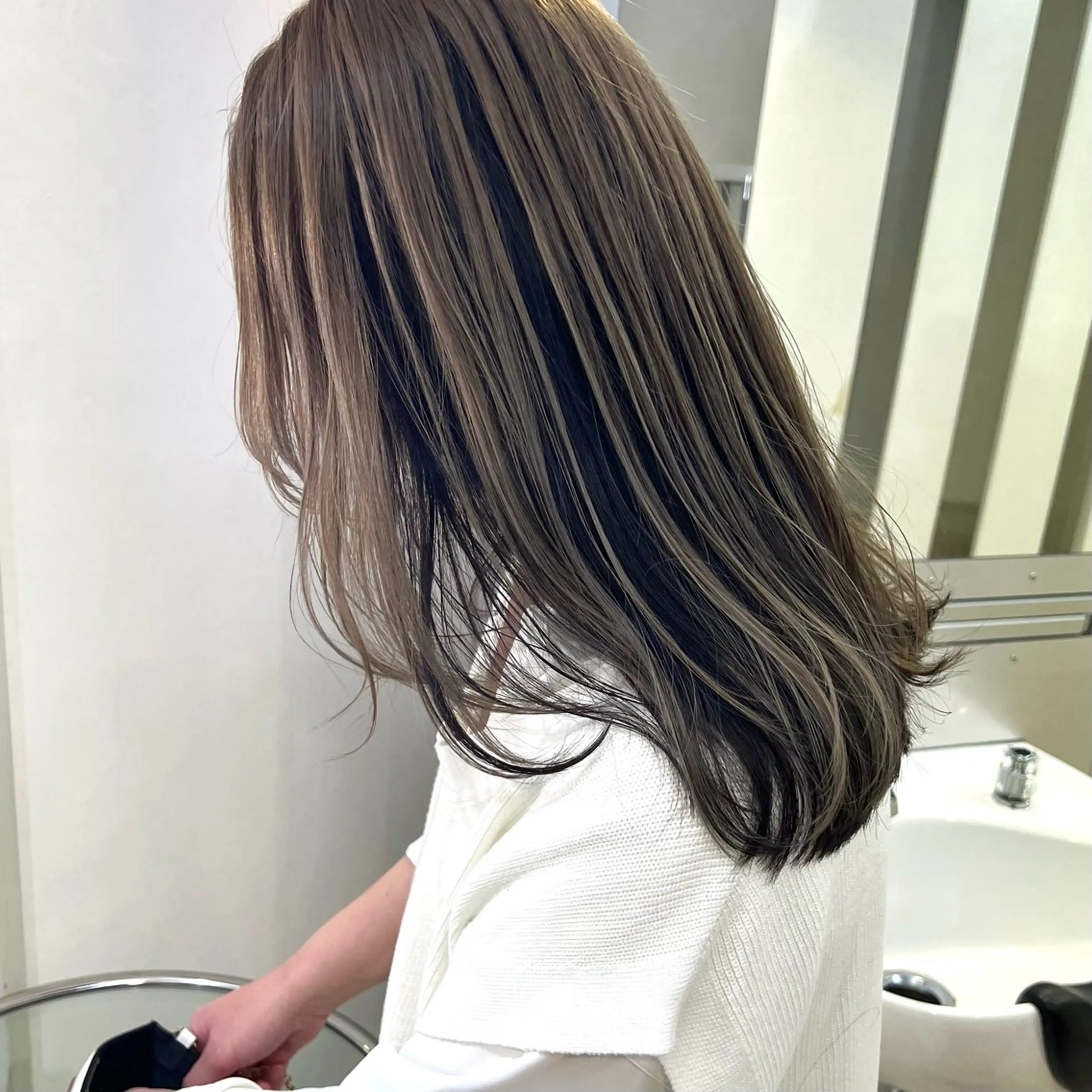 ミディアム カラー グレージュ インナーカラー 大久保 佳那のヘアスタイル