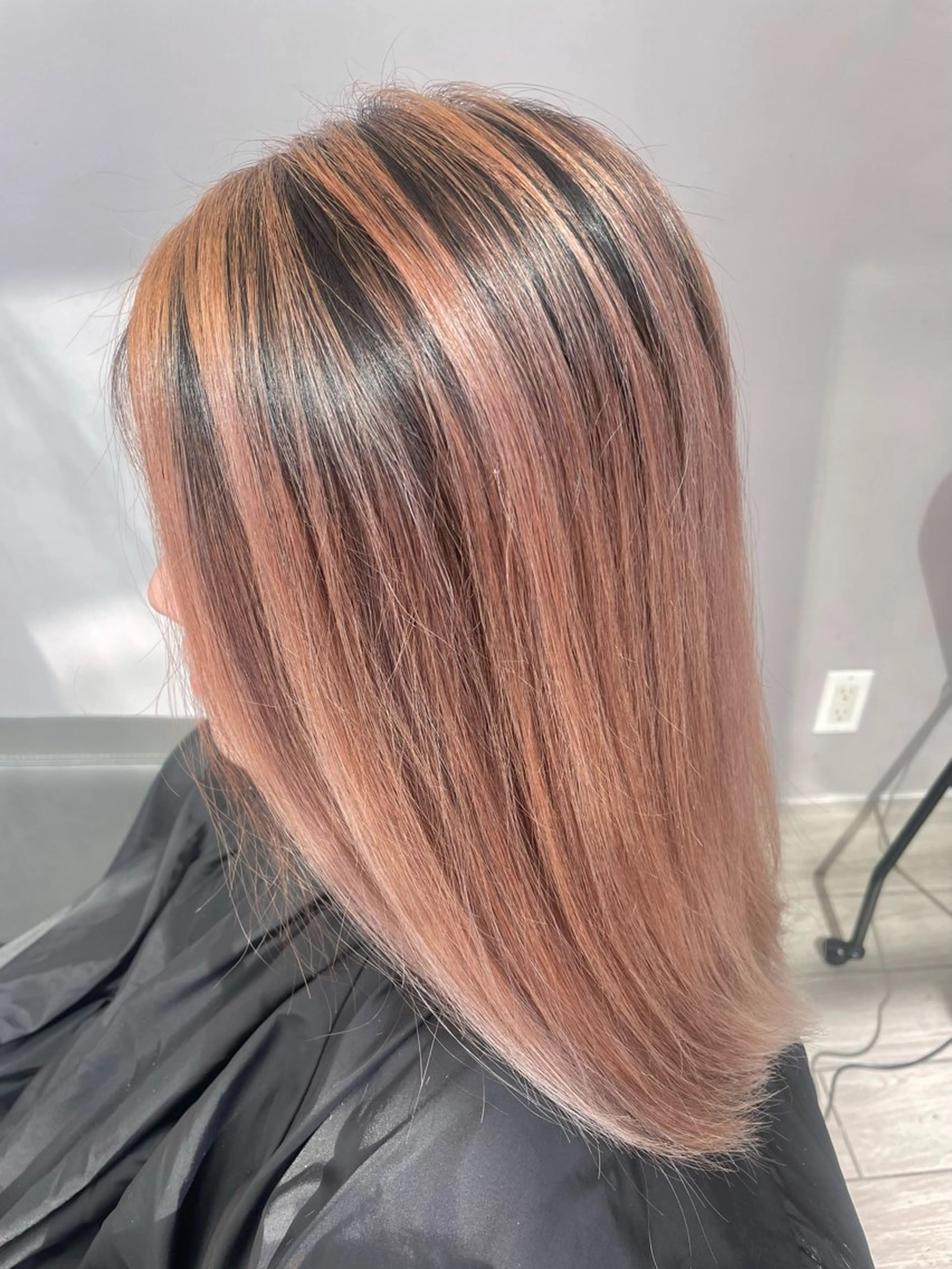 セミロング カラー 仲間 菜々世のヘアスタイル