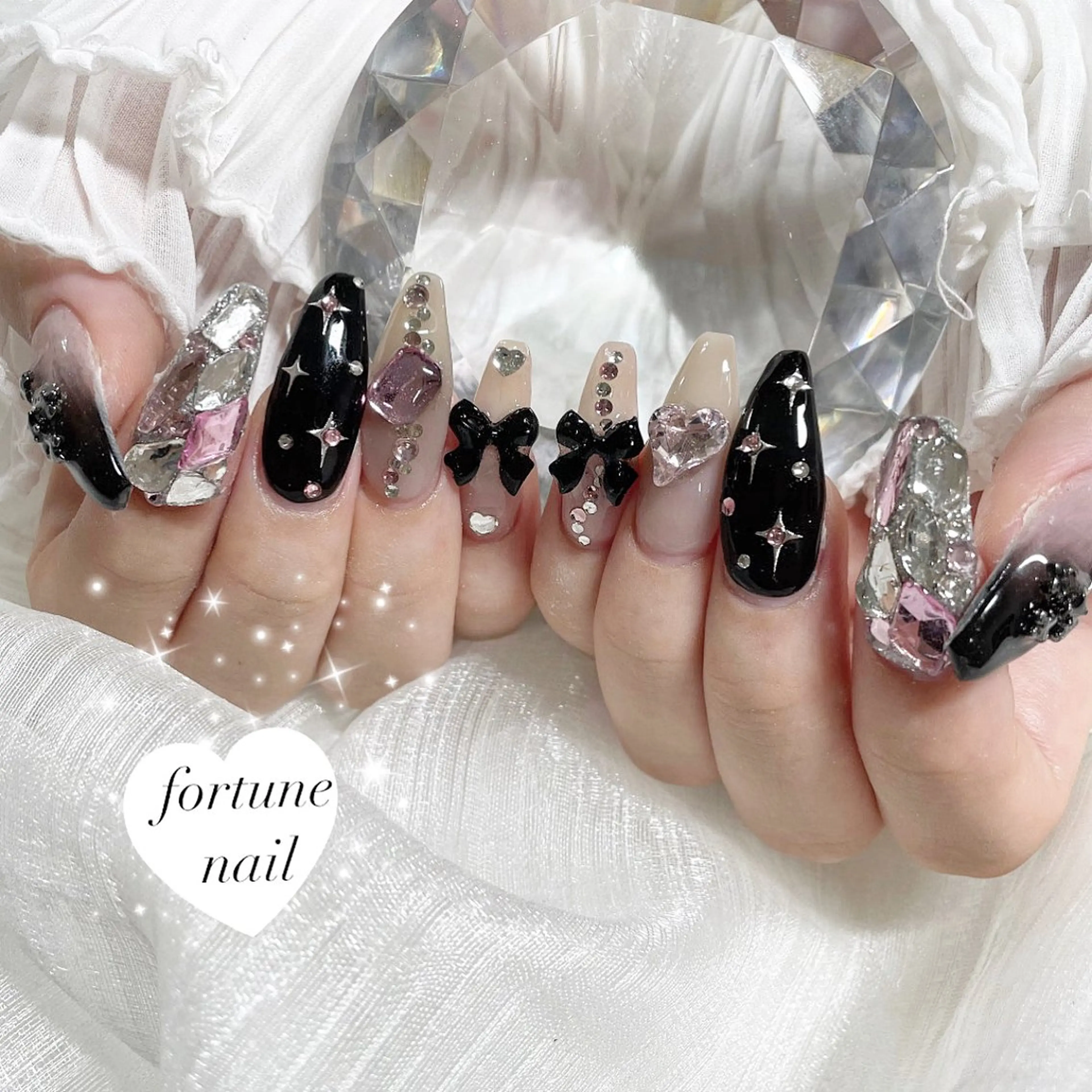 ネイル キラキラネイル 韓国ネイル ストーンネイル ワンホンネイル ハンドネイル ☆saori ☆のネイルデザイン