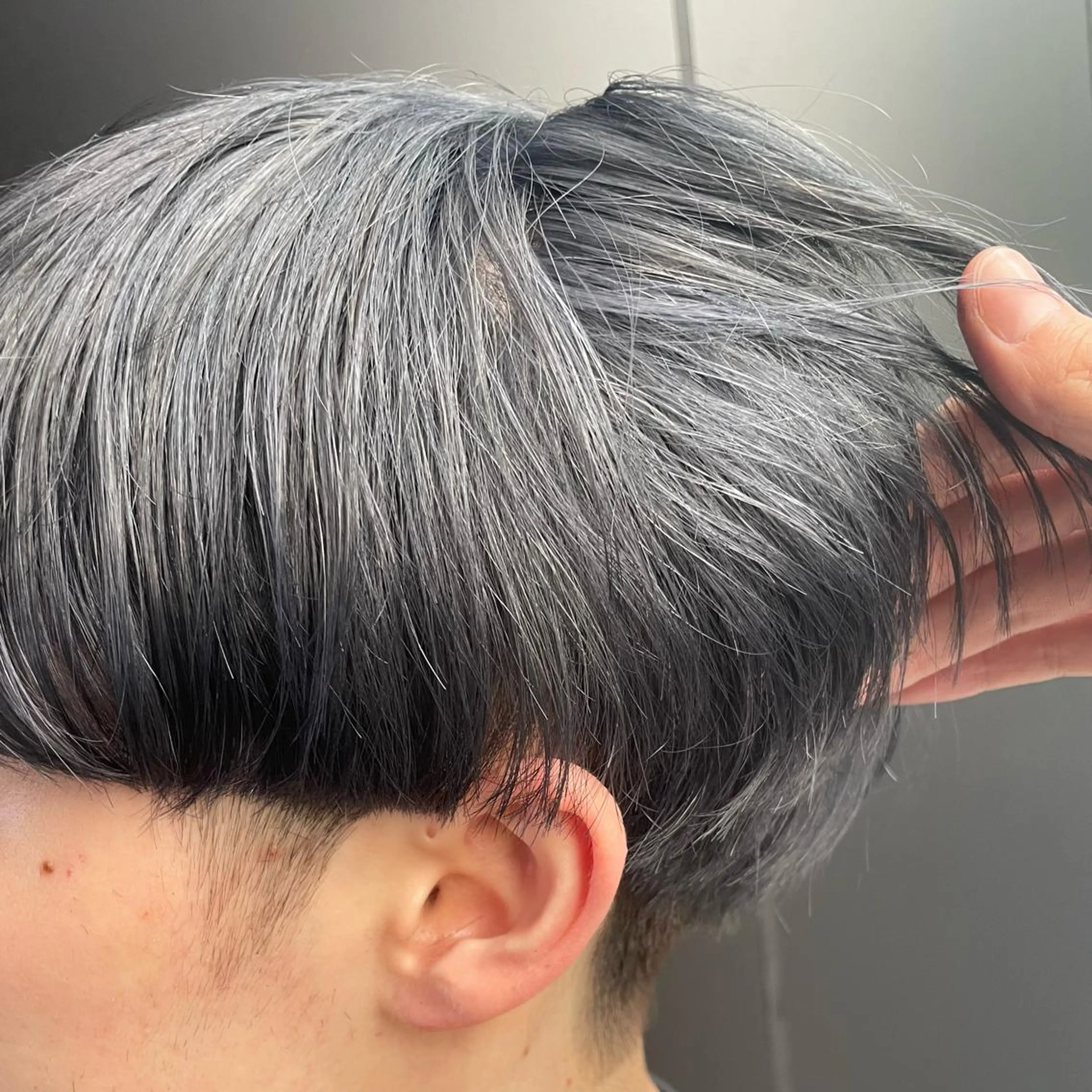 ミディアム カラー メンズ アッシュ シルバー シルバーアッシュ カット ヘアカラー トリートメント 【柏メンズパーマ職人 】店長　KAZUMAのヘアスタイル
