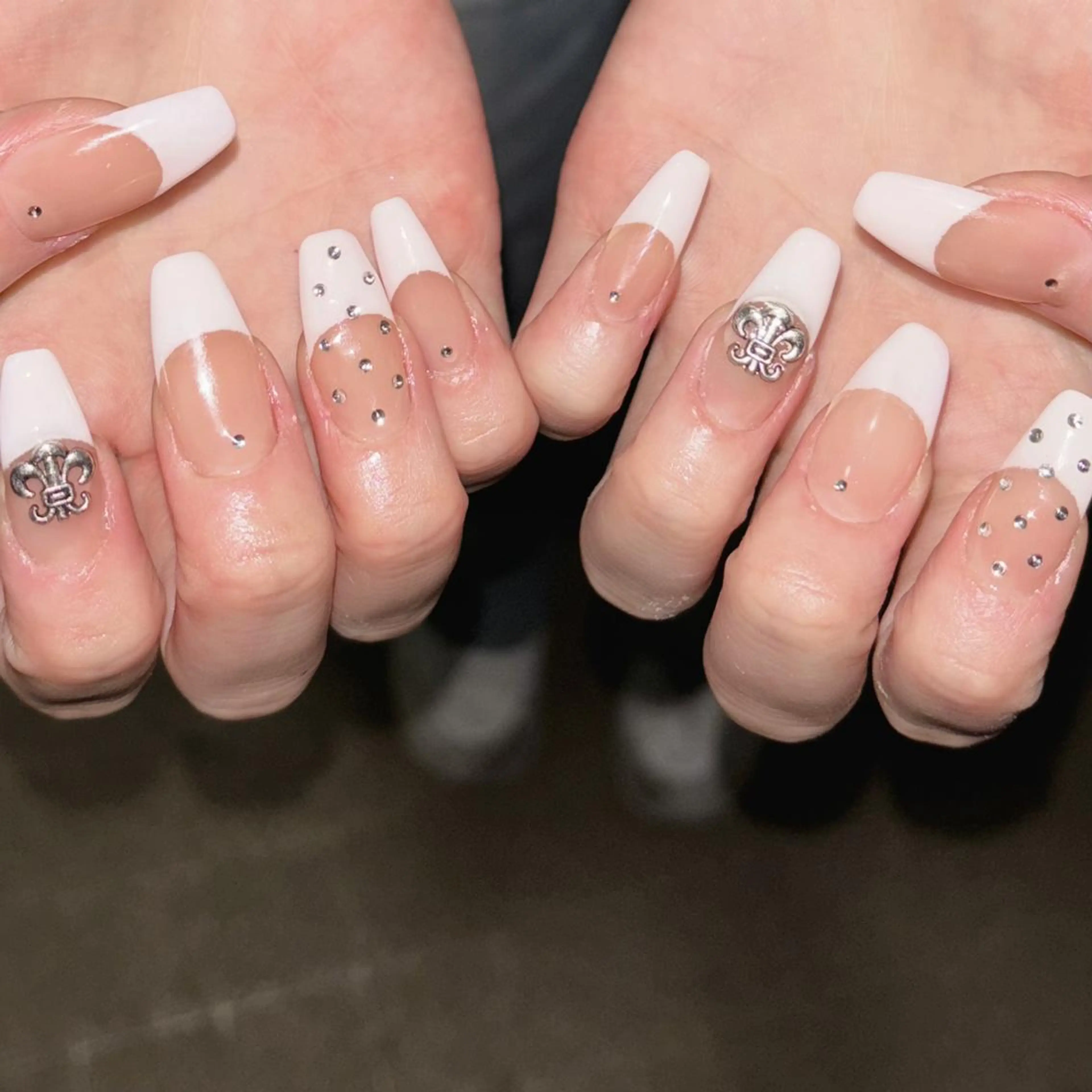 【🩶大人気🩶】フレンチネイル🌈✨の写真