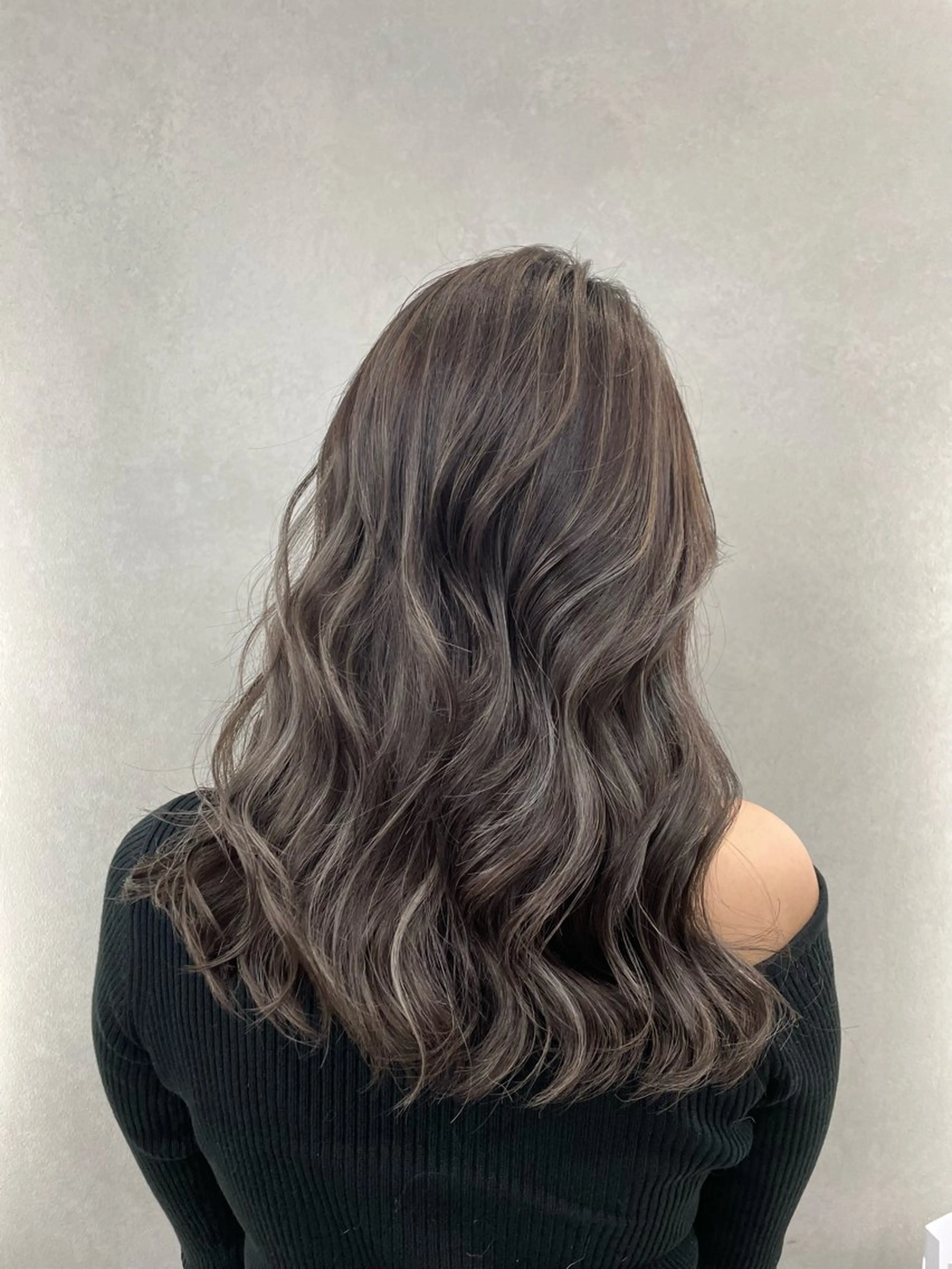 ロング ヘアカラー ミルクティーベージュ オリーブグレージュのヘアスタイル