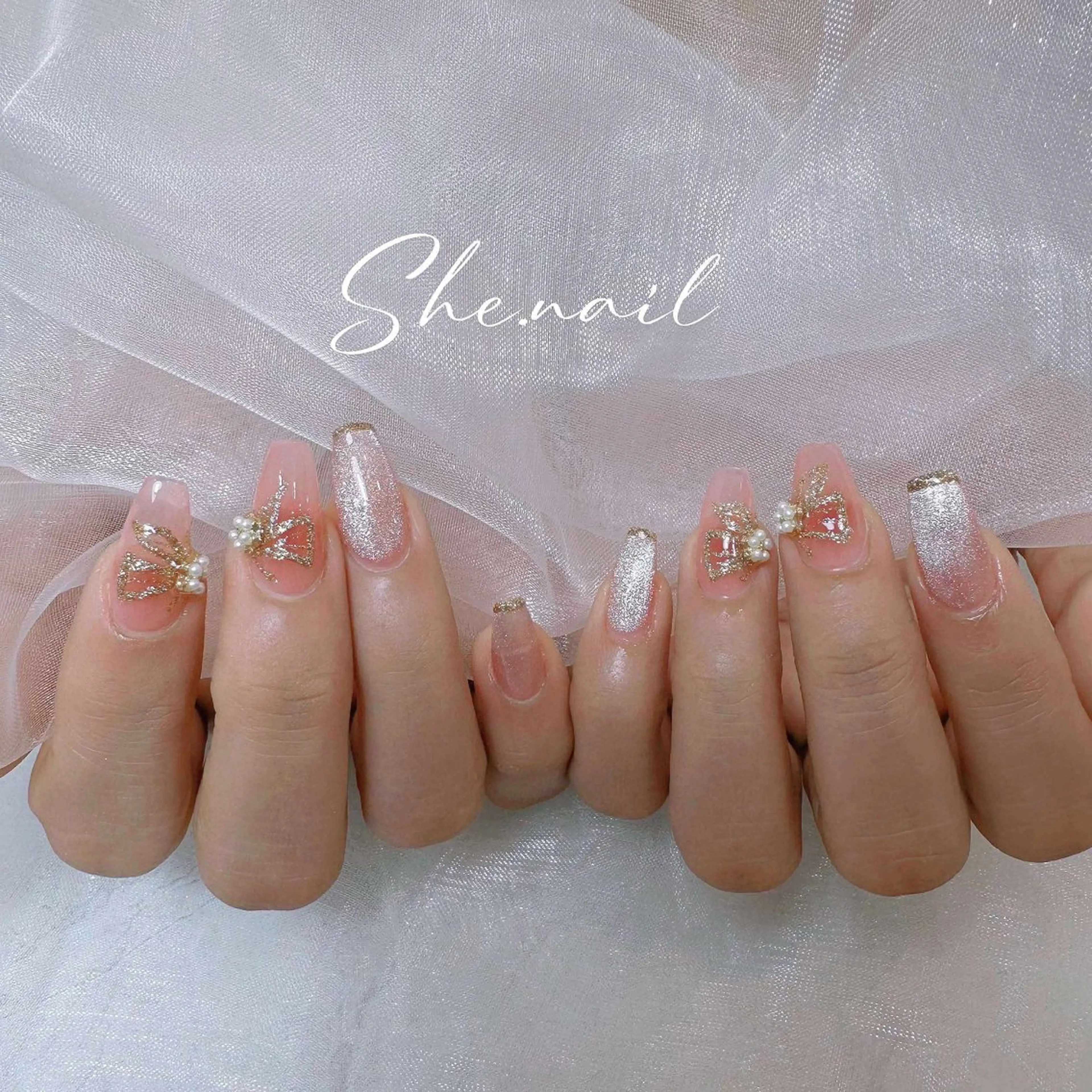 ネイル アートネイル ゴールド キラキラネイル ラメ(グリッター) リボン SHE. Nail Otsukaのネイルデザイン