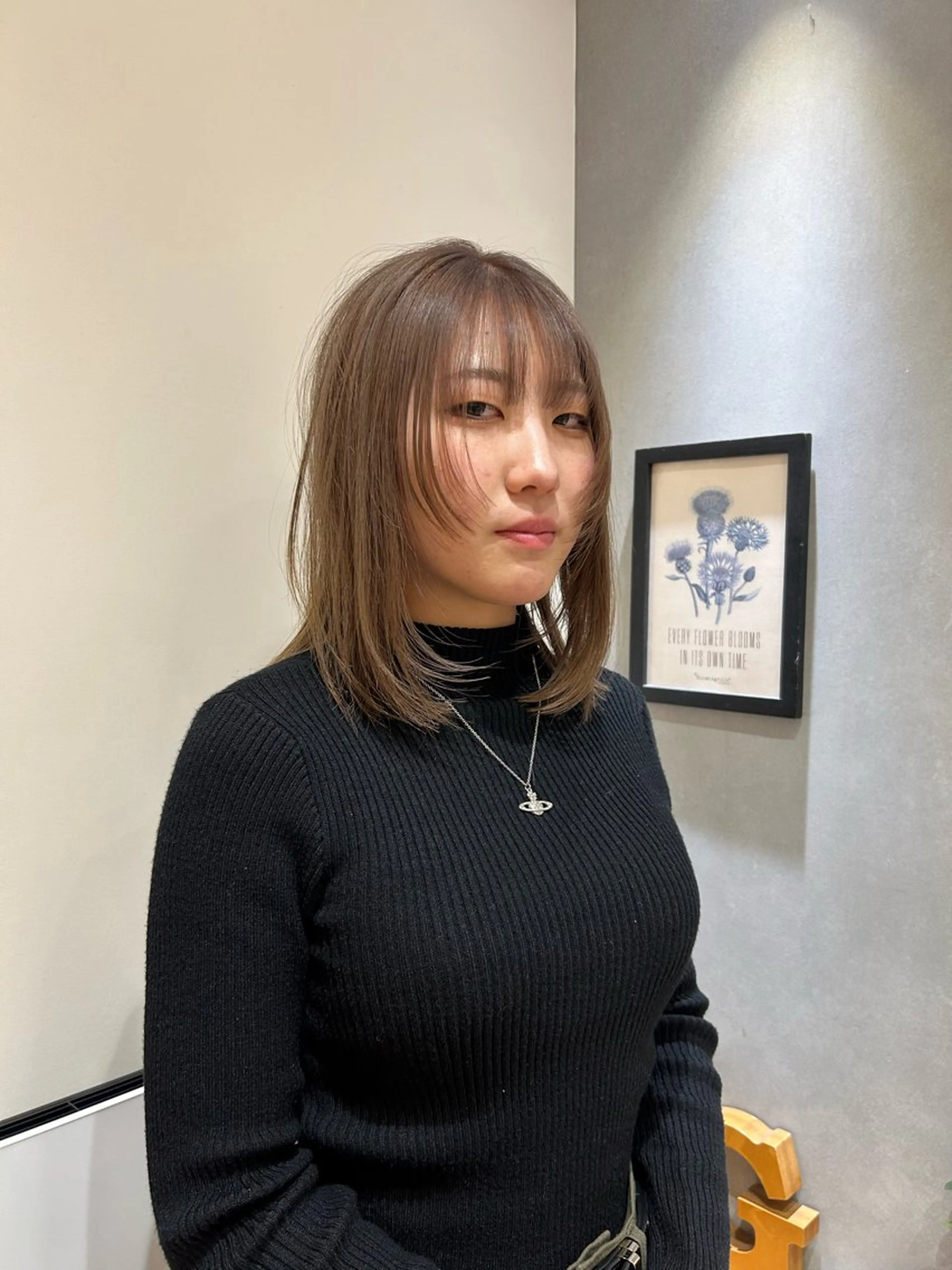 ミディアム カラー グレージュ 顔まわりレイヤー 顔周りカット レイヤーカット 石田 菜月のヘアスタイル