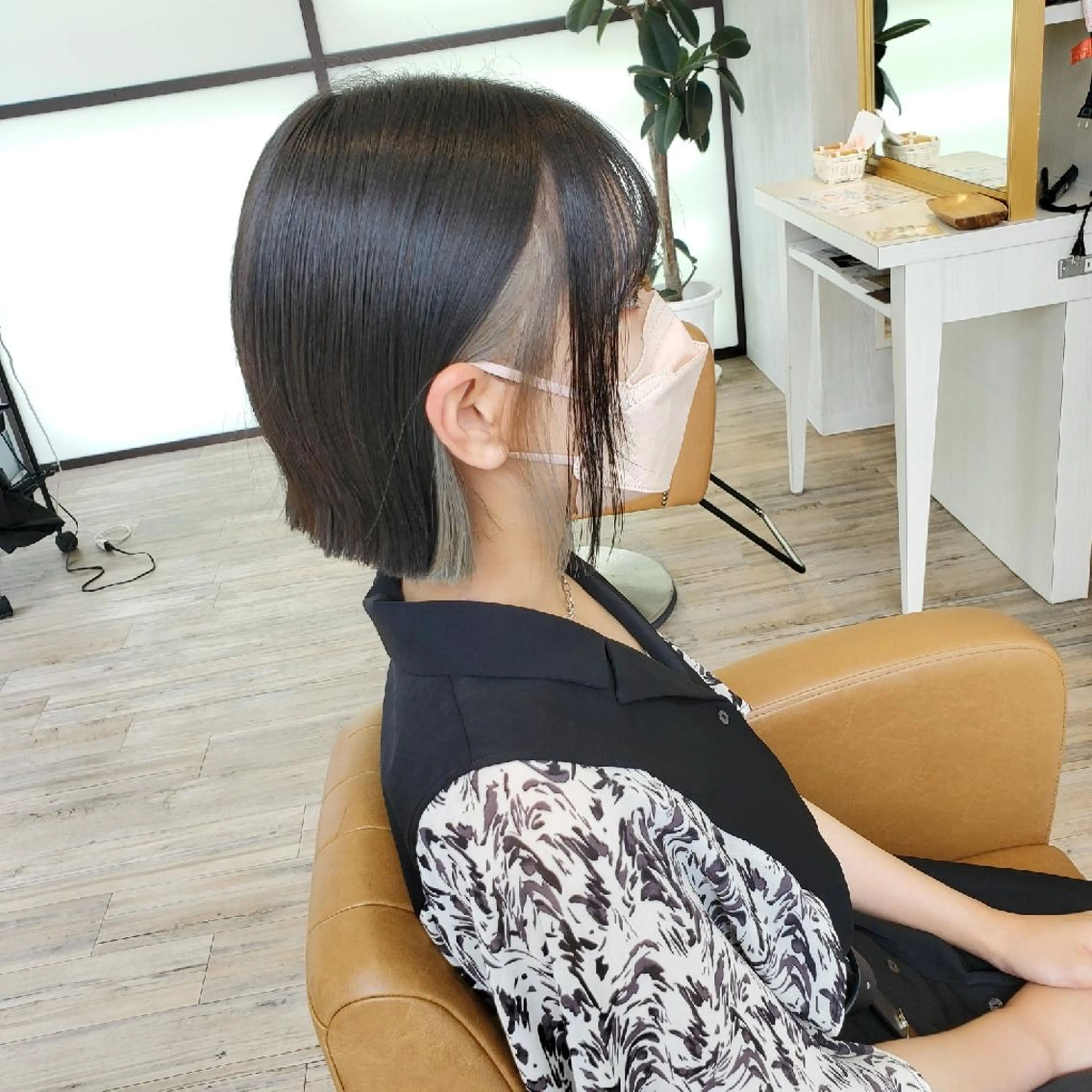 ショート カラー イヤリングカラー インナーカラー シルバー ヘアカラー トリートメント レイヤーカット/ ウルフカット/大橋 のヘアスタイル