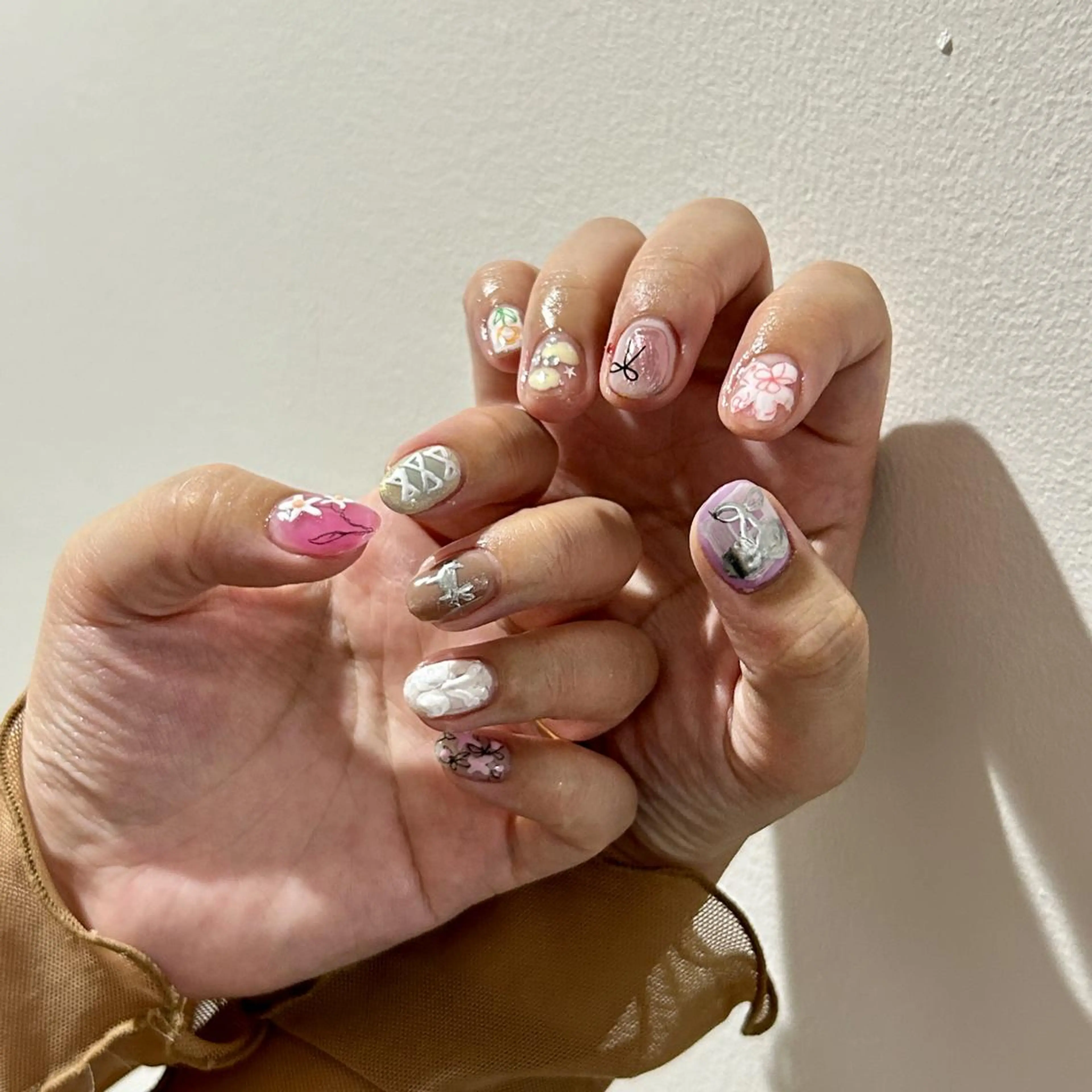 ネイル アートネイル べっ甲ネイル フラワーネイル ジェルネイル グリーン nailstudio eviz新宿店のネイルデザイン