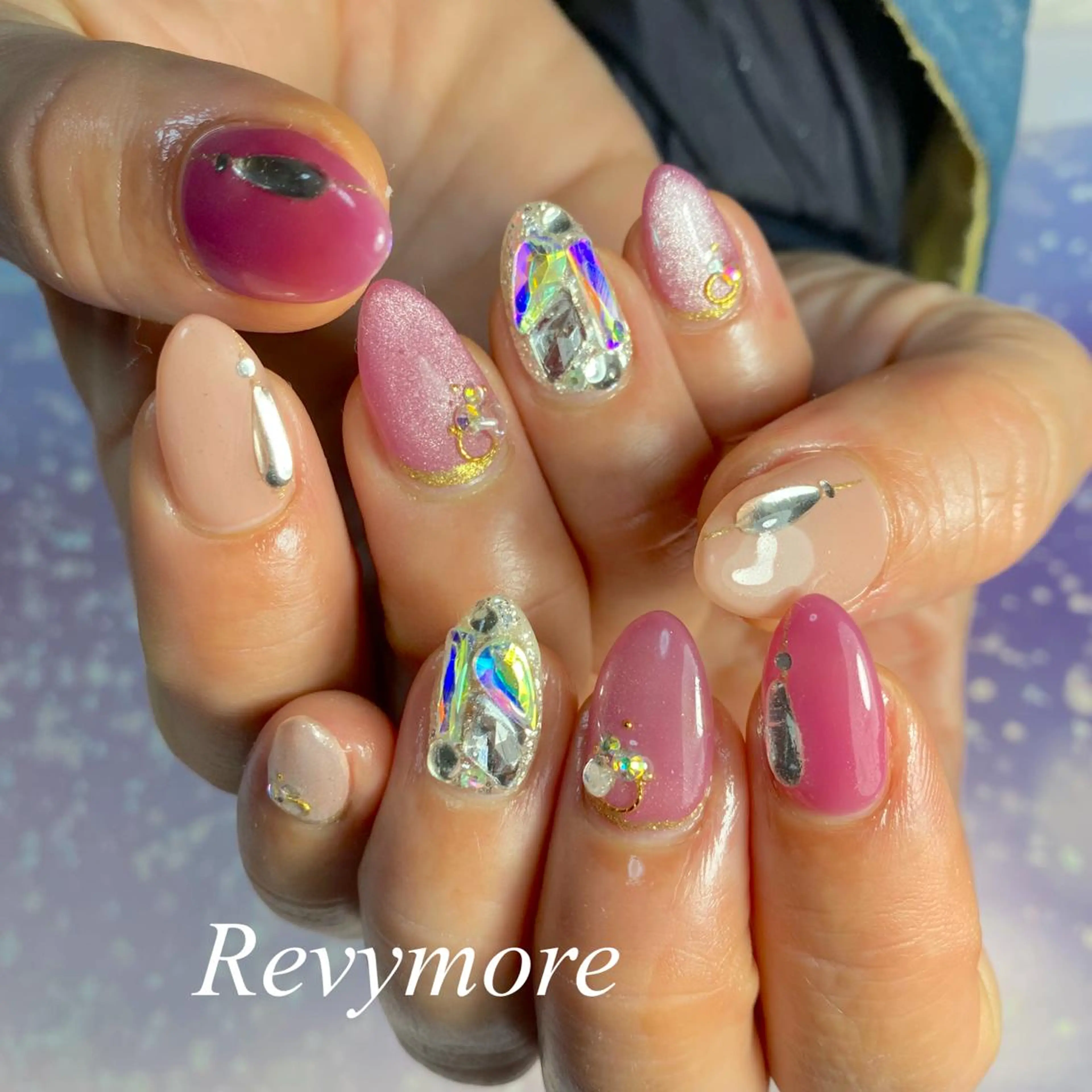 ミディアム ネイル 韓国風ヘア クリスマス ジェルネイル 韓国ネイル マグネットネイル nail salon Revymoreのネイルデザイン