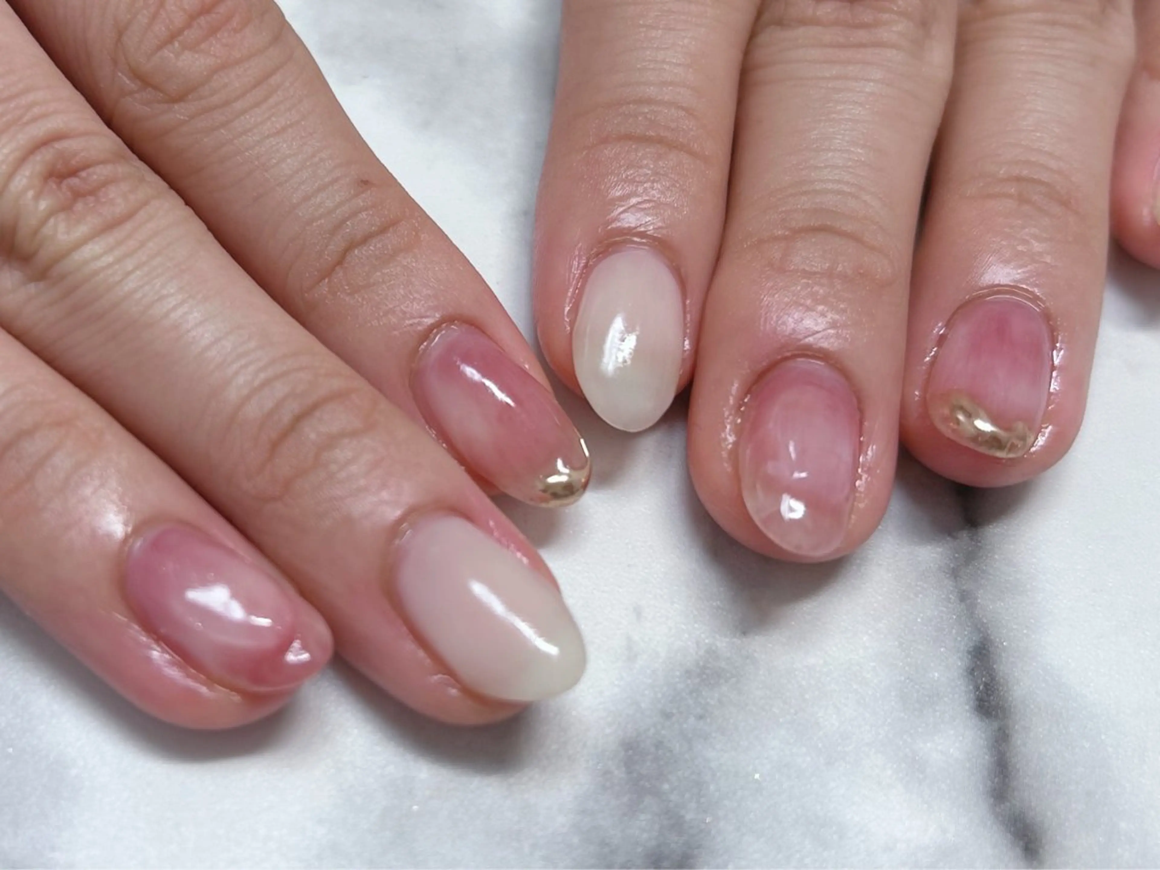 ネイル ゴールド ニュアンスネイル ピンク ハンドネイル ネイルサロン KURIKINDIのネイルデザイン