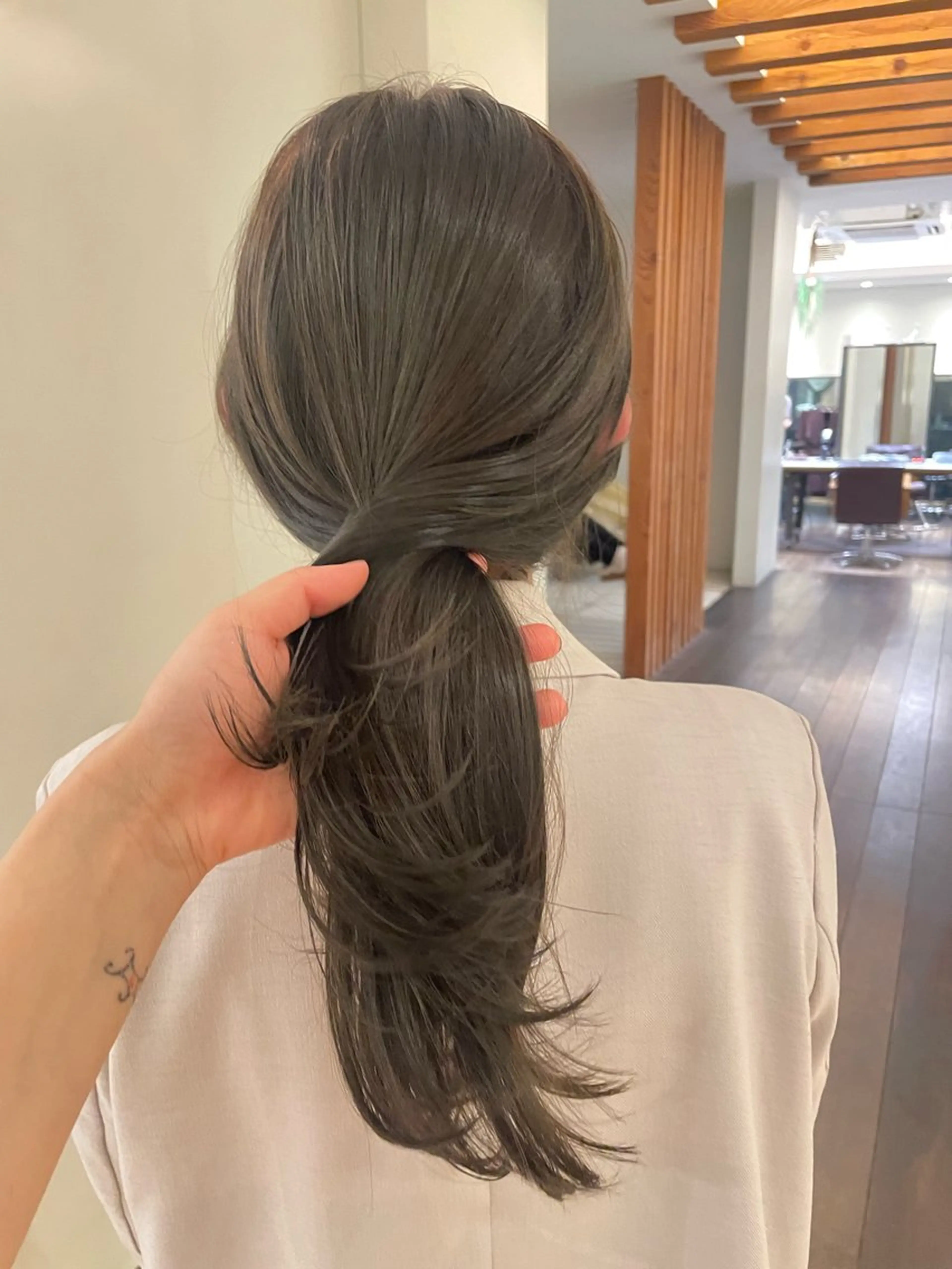 セミロング カラー ブリーチ グレージュ ブリーチなしカラー オリーブグレージュ オリーブグレー ヘアカラー トリートメント リカ/ハイトーン ・オリーブ🍀のヘアスタイル