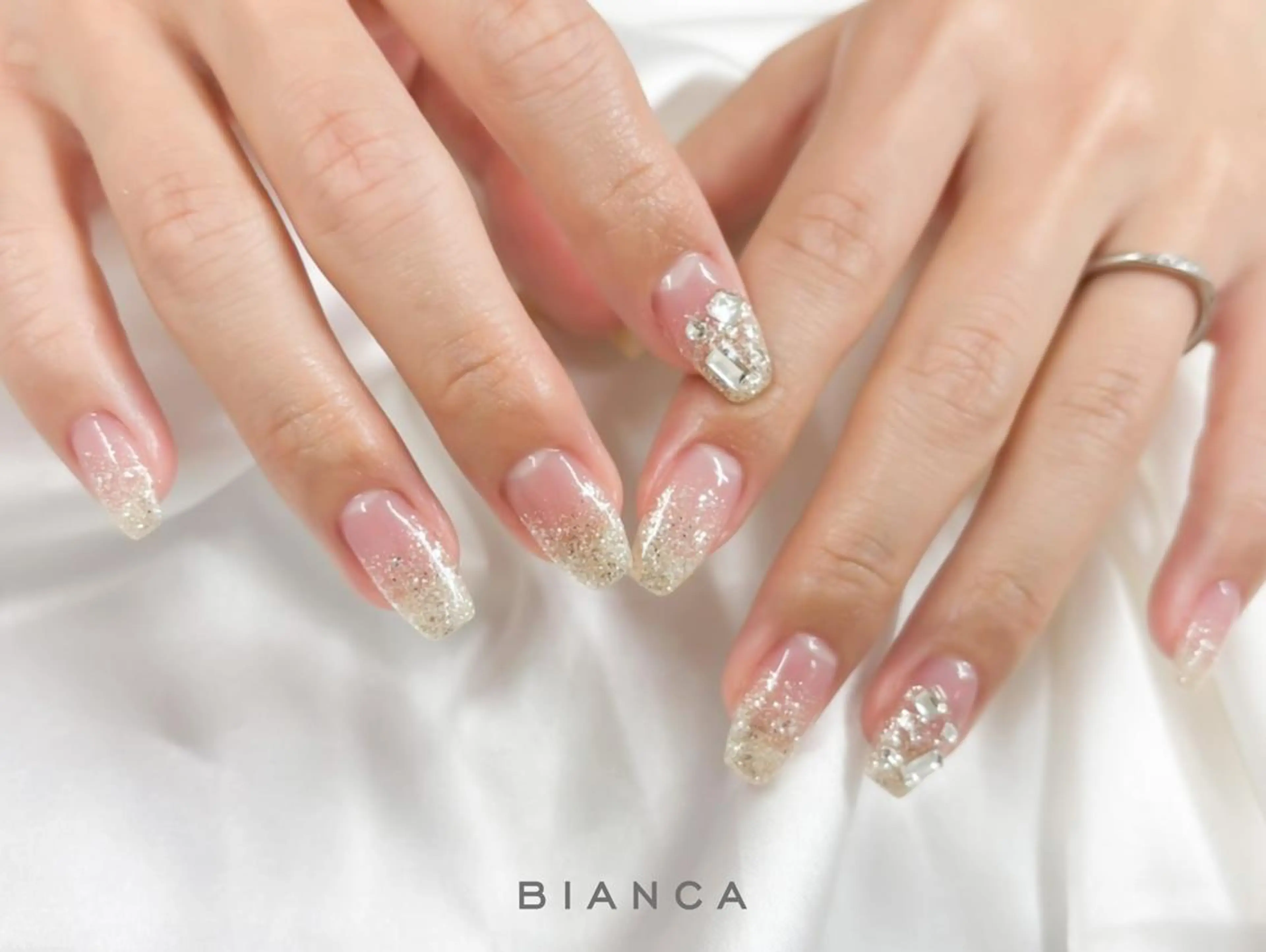 ハンド✨人気No.1✨【ミニモ特別価格】片手1本ずつワンポイントアートコース6130円/リピーターオフ代別途＋550円の写真