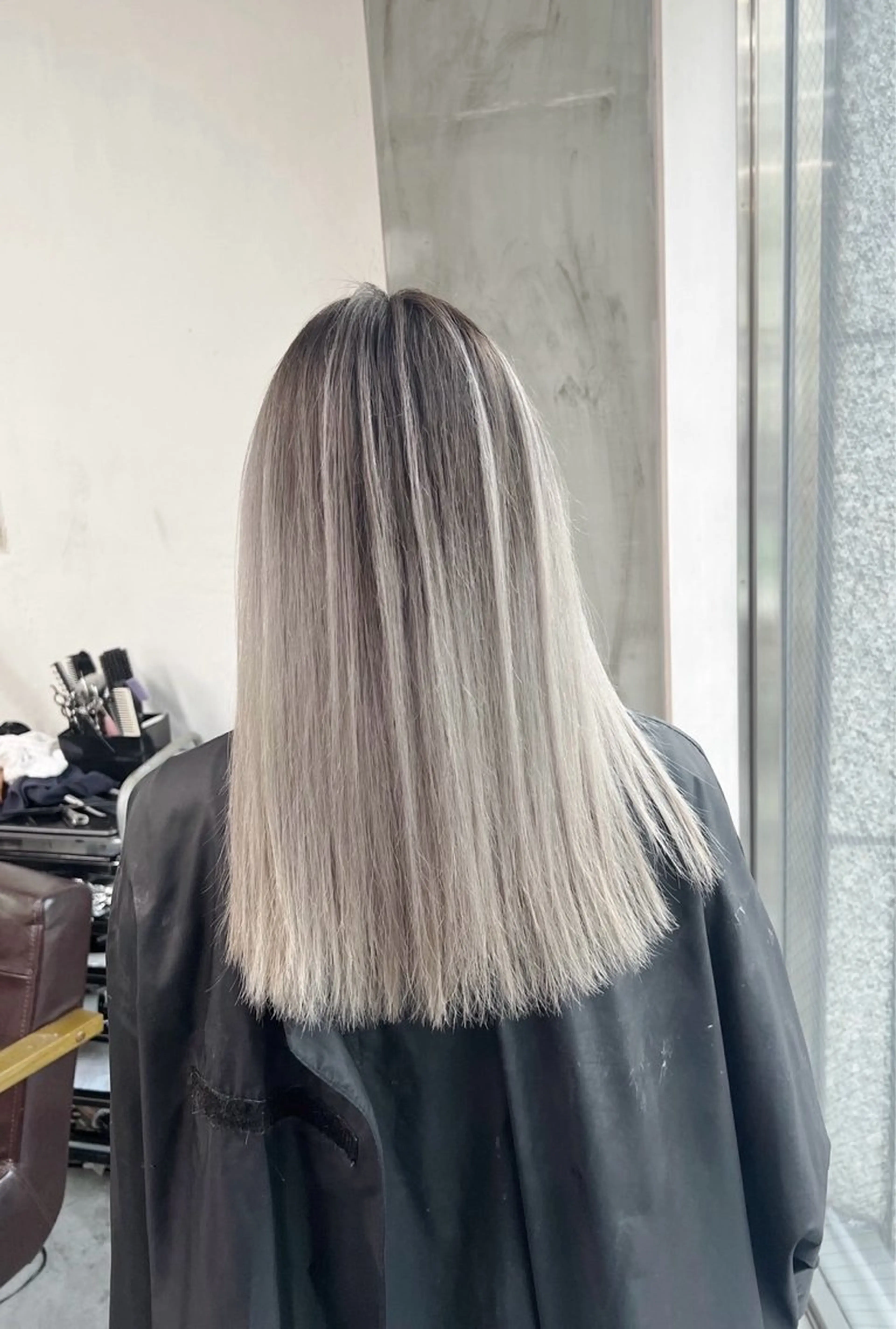 ミディアム カラー バレイヤージュ シルバー ホワイトシルバー レイヤーカット ヘアカラー トリートメント 指名数No.1 /NAOYAのヘアスタイル