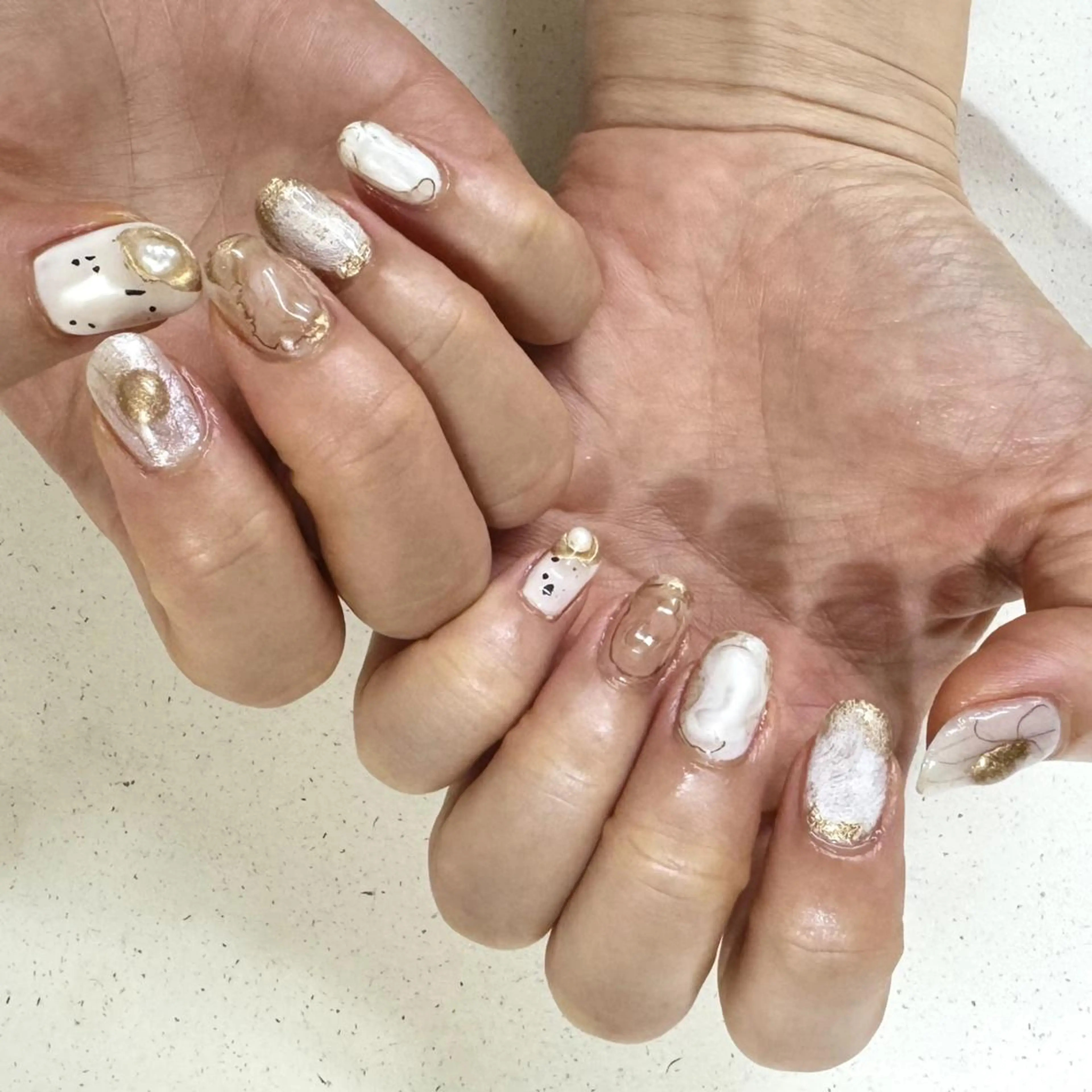 ネイル ジェルネイル 韓国ネイル ニュアンスネイル ワンホンネイル ホワイト nailstudio eviz新宿店のネイルデザイン