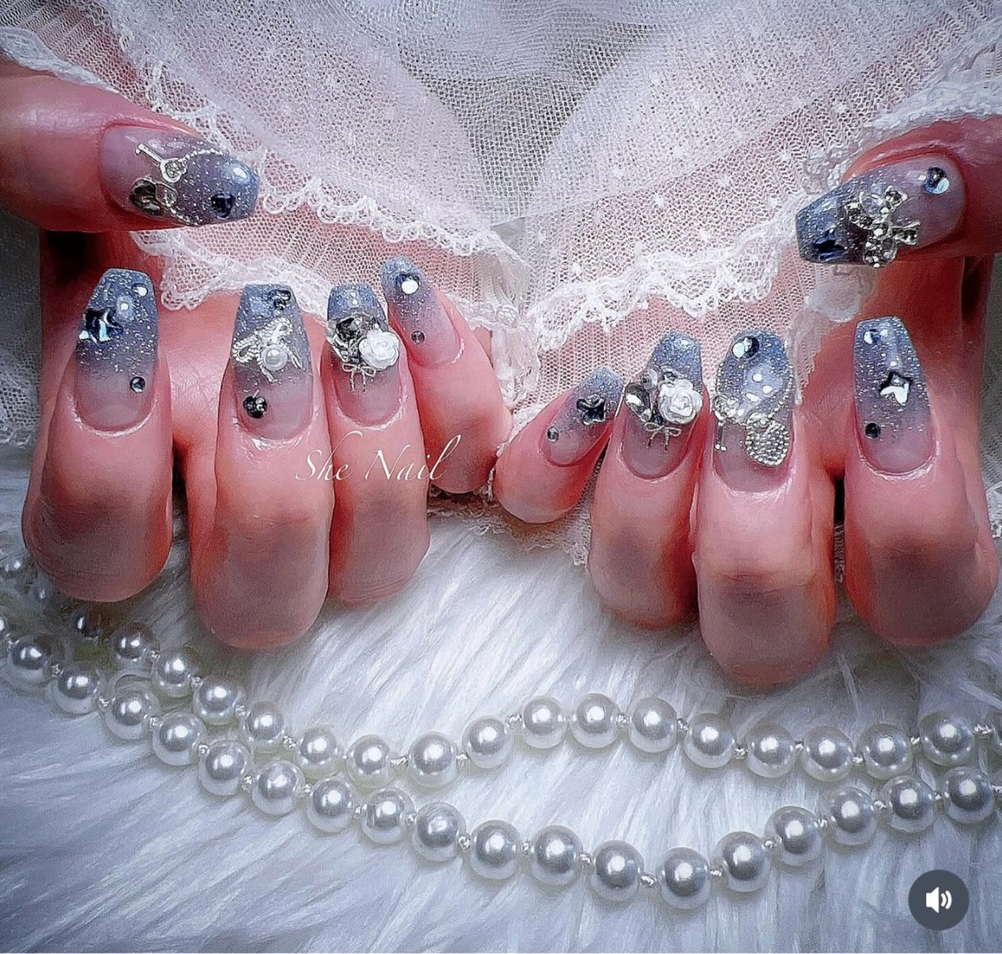 ネイル チークネイル ドット 長さ出し ラメ(グリッター) ラメグラデーション She   Nail所属・ISA_ BELLAのネイルデザイン