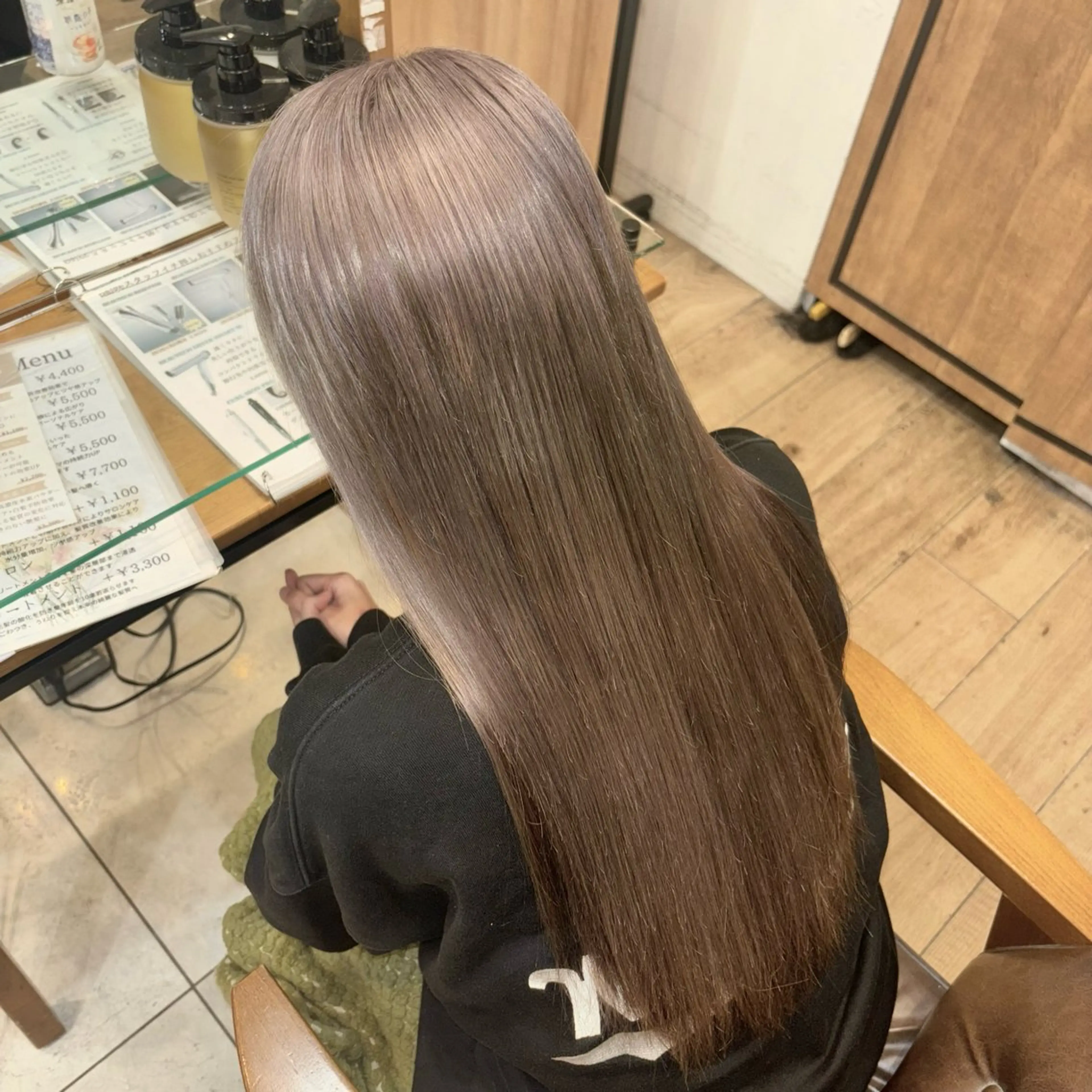 カラー ハイトーンカラー シルバー 新原 陽那のヘアスタイル