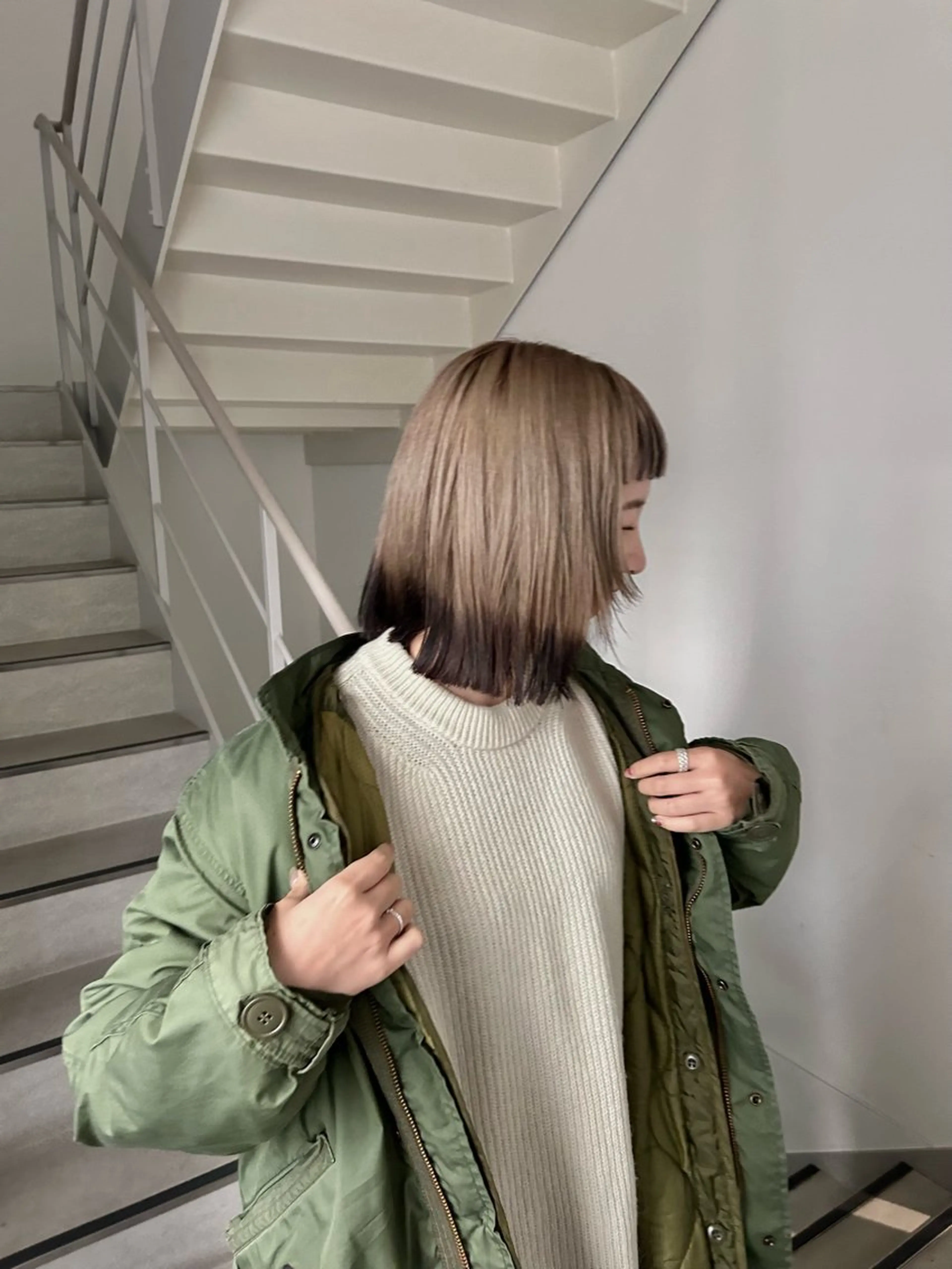 ミディアム モモコ/ブリーチ/ ミルクティカラーのヘアスタイル