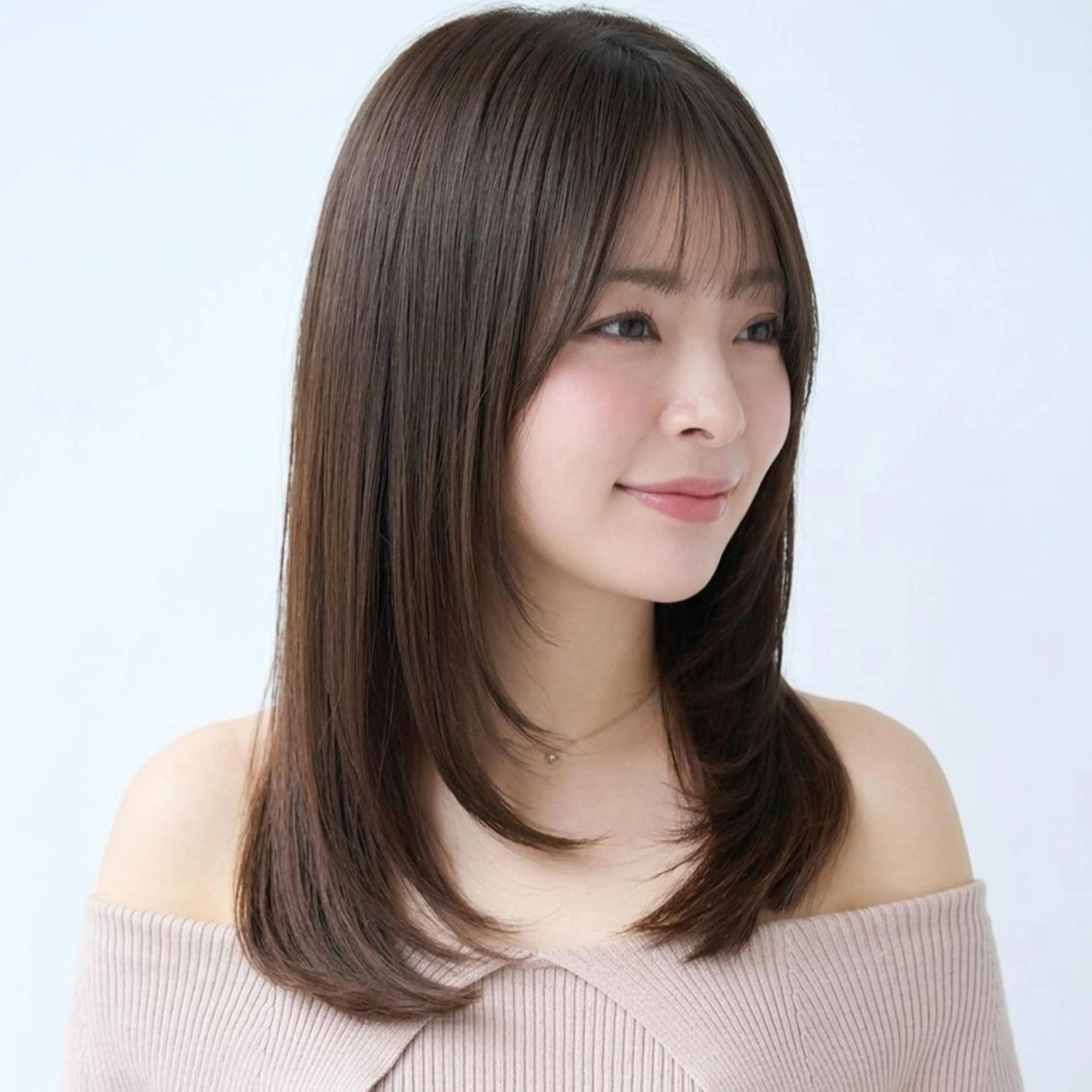 セミロング 艶髪ストレート❇️ レイヤー❇️出町光流のヘアスタイル