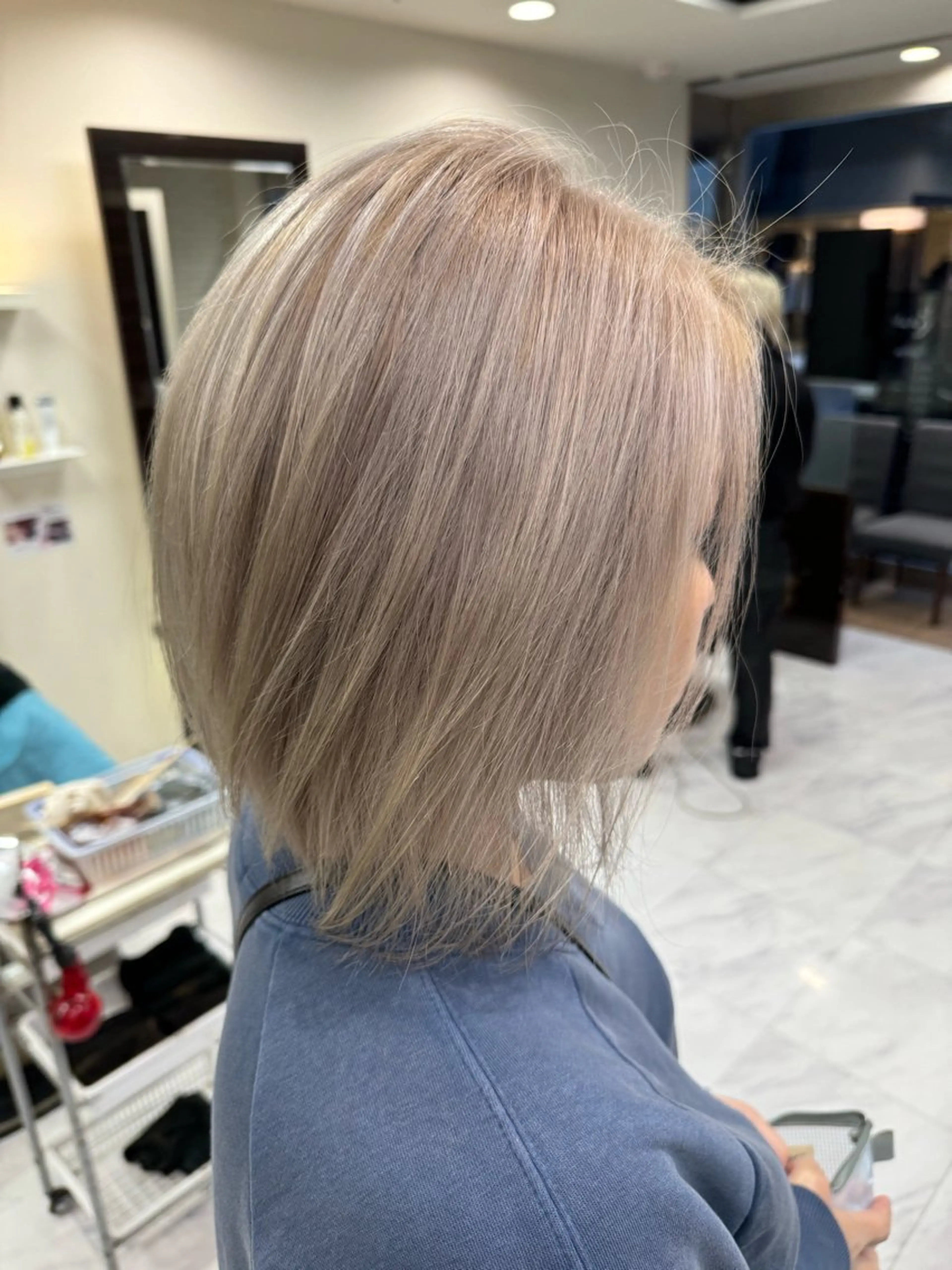 ミディアム カラー ヘアアレンジ 切りっぱなしボブ ベージュカラー ブリーチ デザインカラー ダブルカラー ヘアカラー トリートメント Zina 大宮所属・目黒 碧人のヘアスタイル