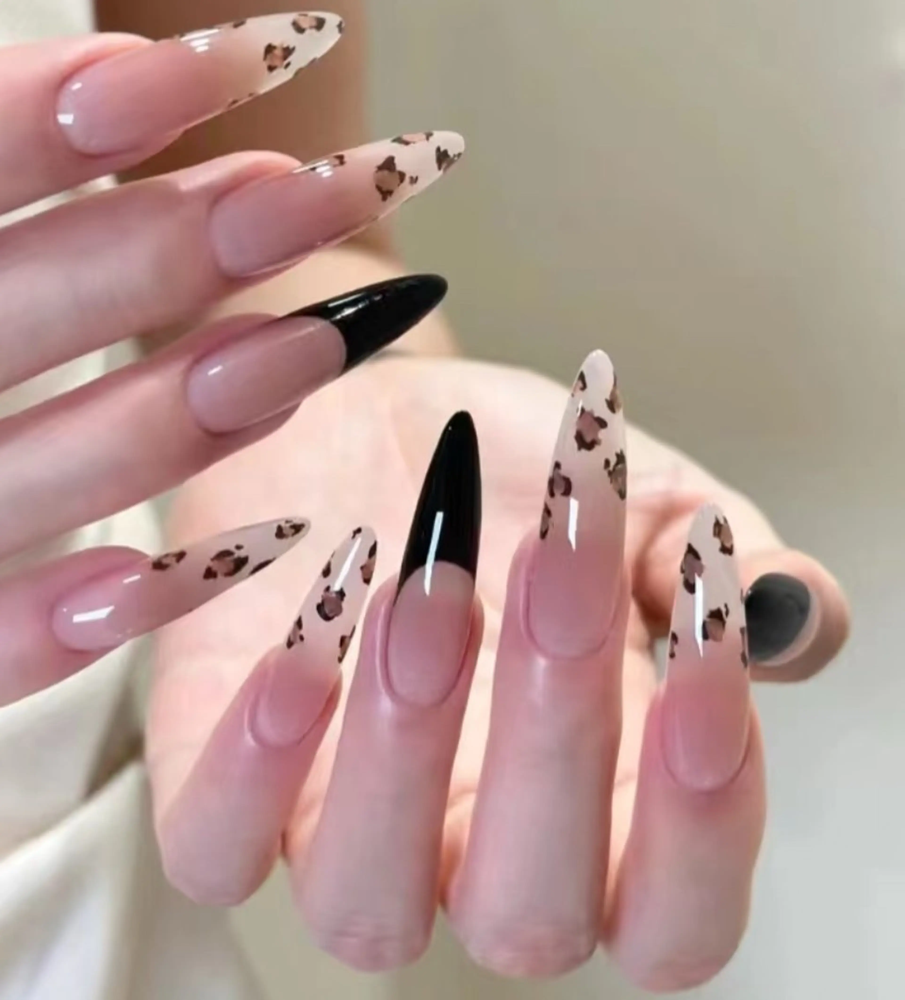 ネイル フレンチネイル グラデーション キラキラネイル 韓国ネイル マグネットネイル ハンドネイル 🎀🎀YooLi Nail Salonのネイルデザイン