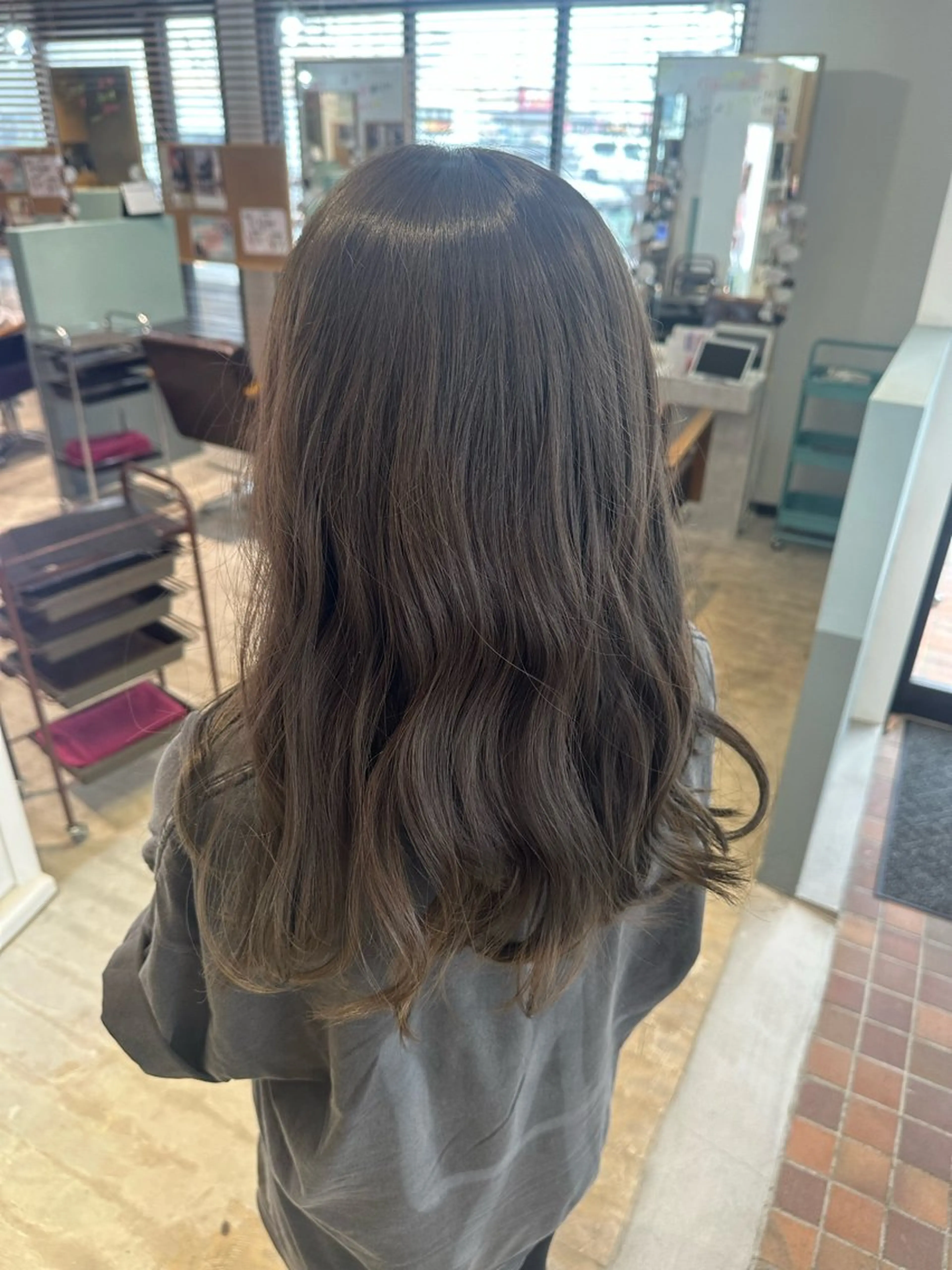 ロング カラー ベージュカラー オリーブベージュ 萩原 光咲のヘアスタイル