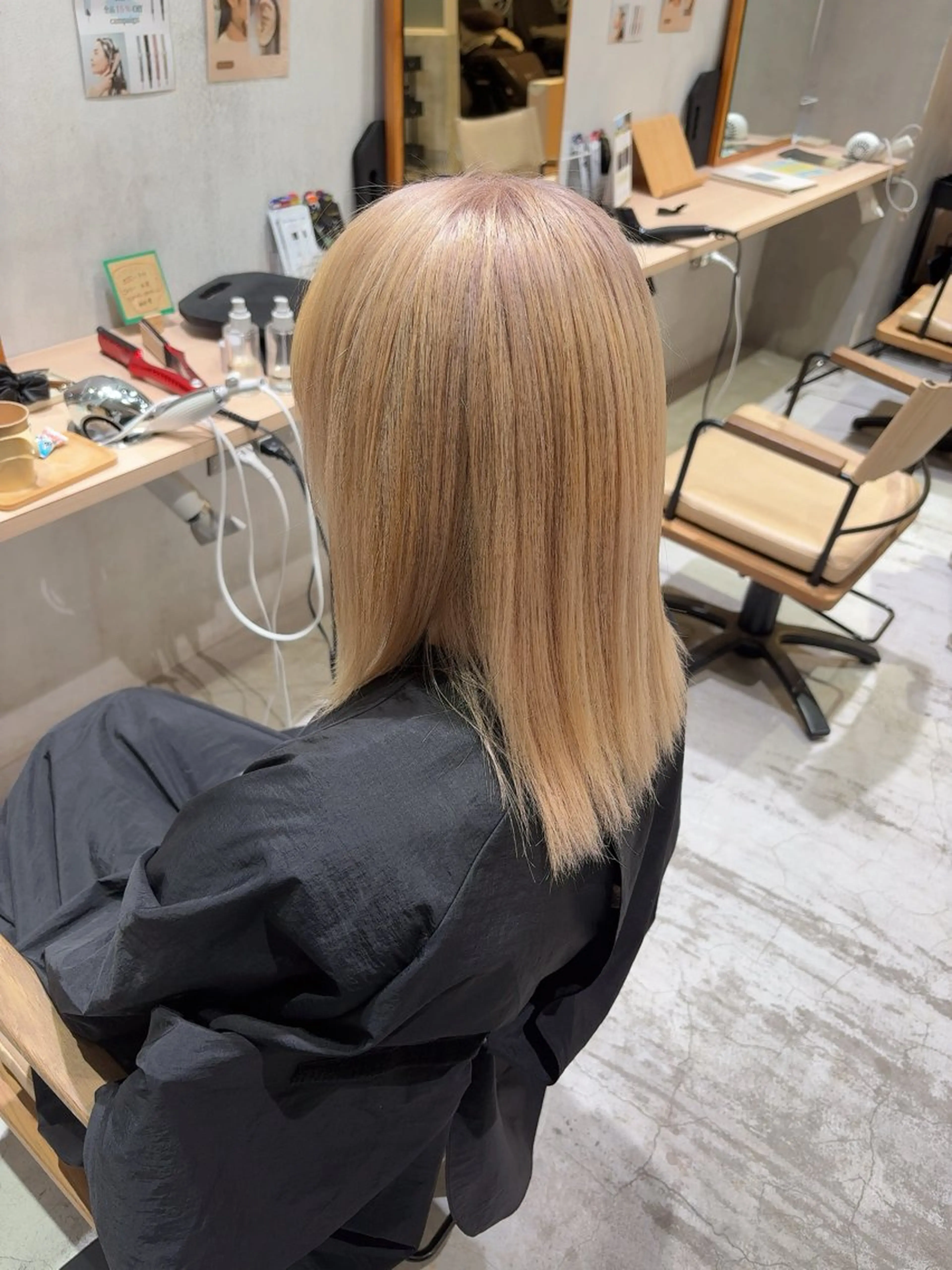 ミディアム カラー ブリーチ ブロンド 吉田 絵梨奈のヘアスタイル