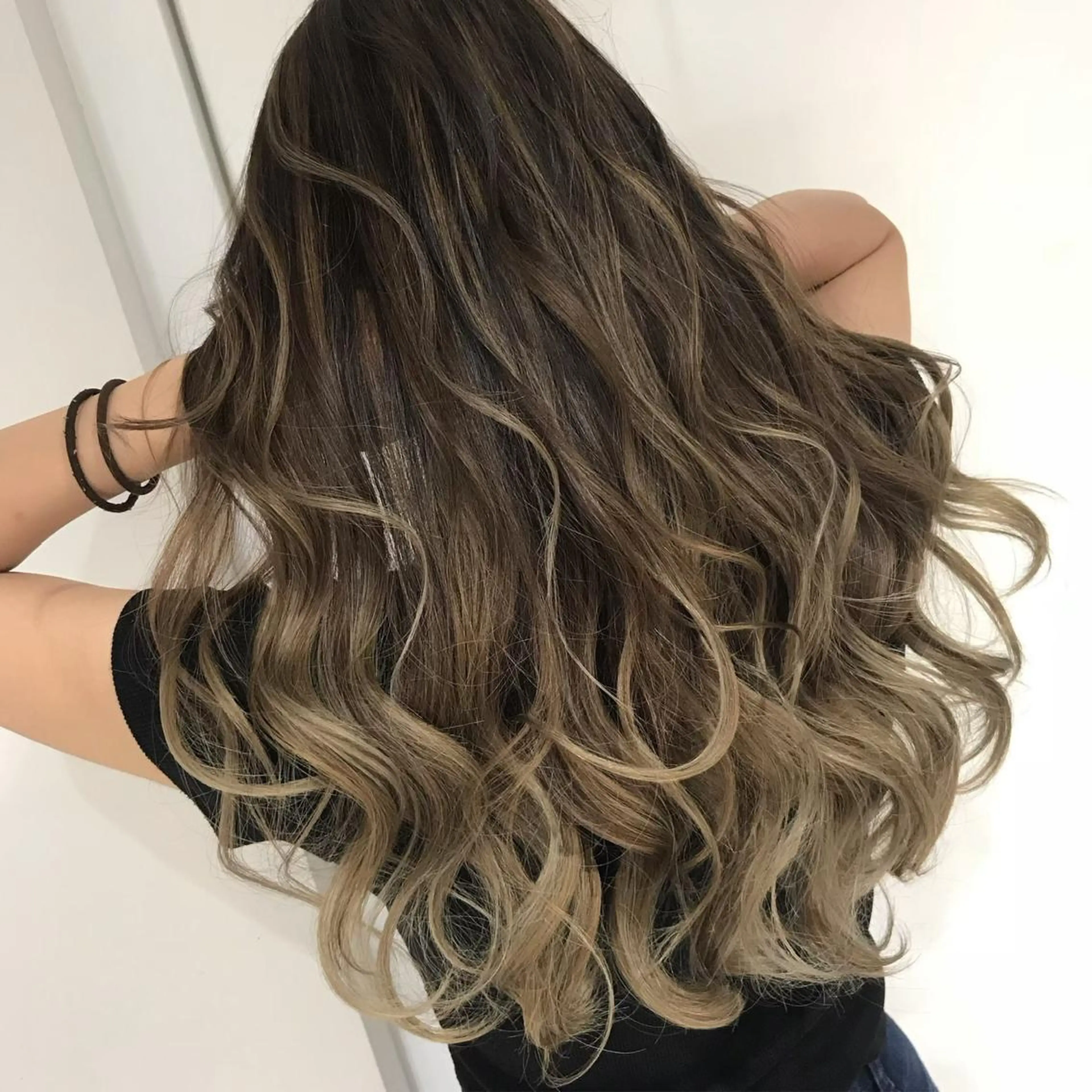 セミロング カラー シールエクステ バレイヤージュ ブリーチ ケアブリーチ ダブルカラー ヘアカラー エクステ 新越谷 西口徒歩1分 寒色カラー 日和佐のヘアスタイル