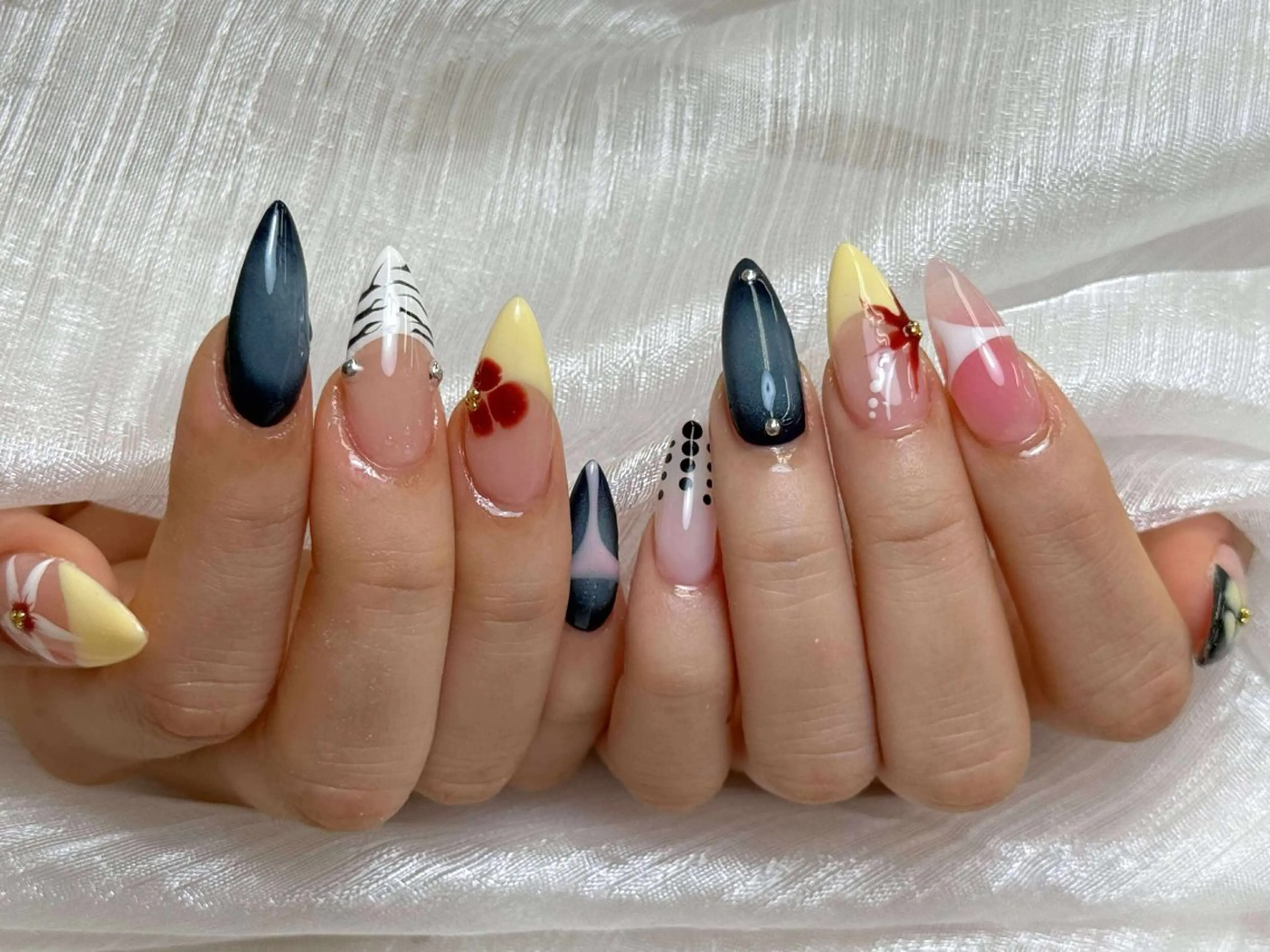 ネイル チークネイル ハート ホログラムネイル ミラーネイル ニュアンスネイル Nie Nail Shinokuboのネイルデザイン