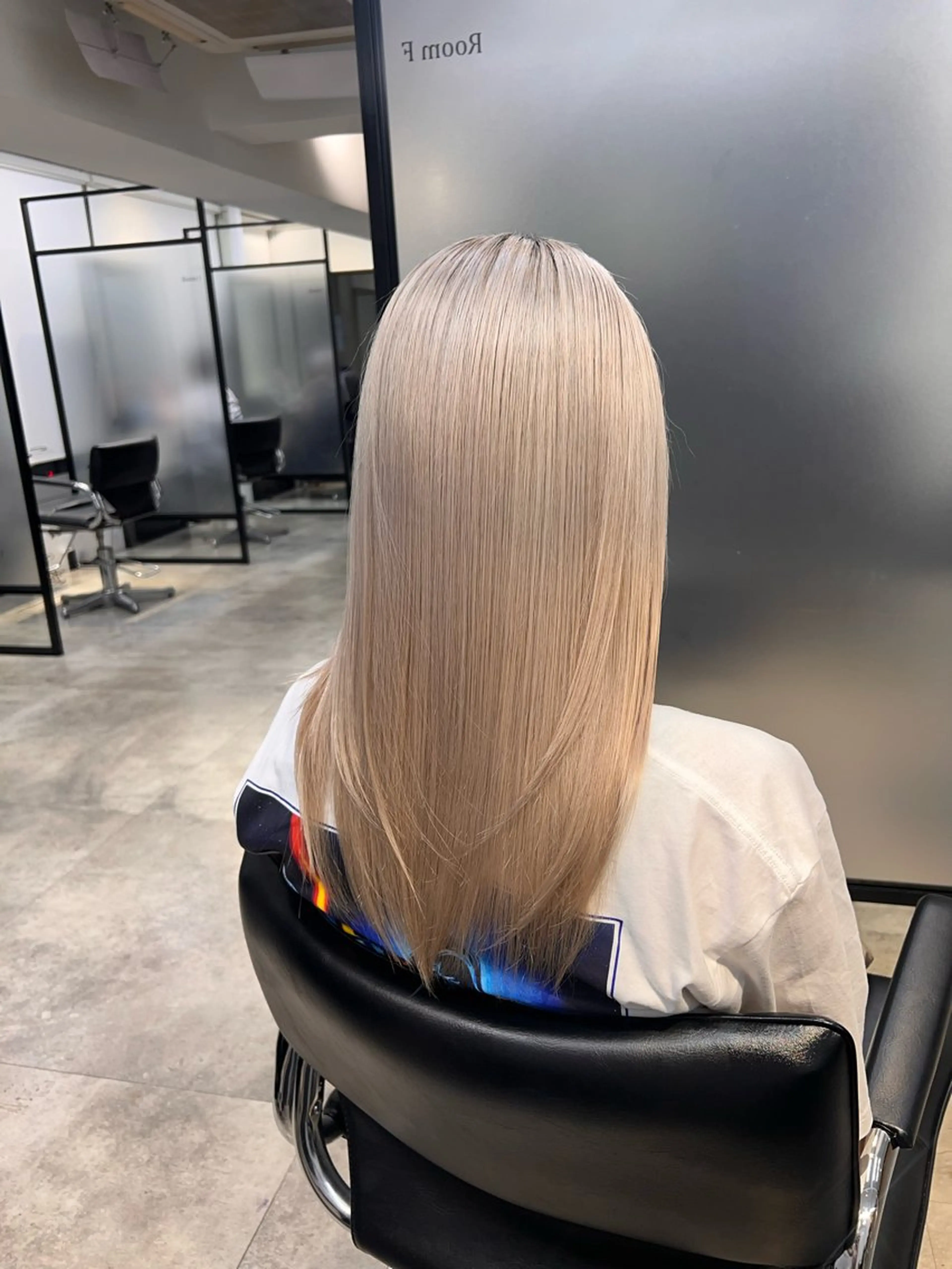 セミロング カラー ヘアカラー 及川シゲル 髪質改善講師のヘアスタイル