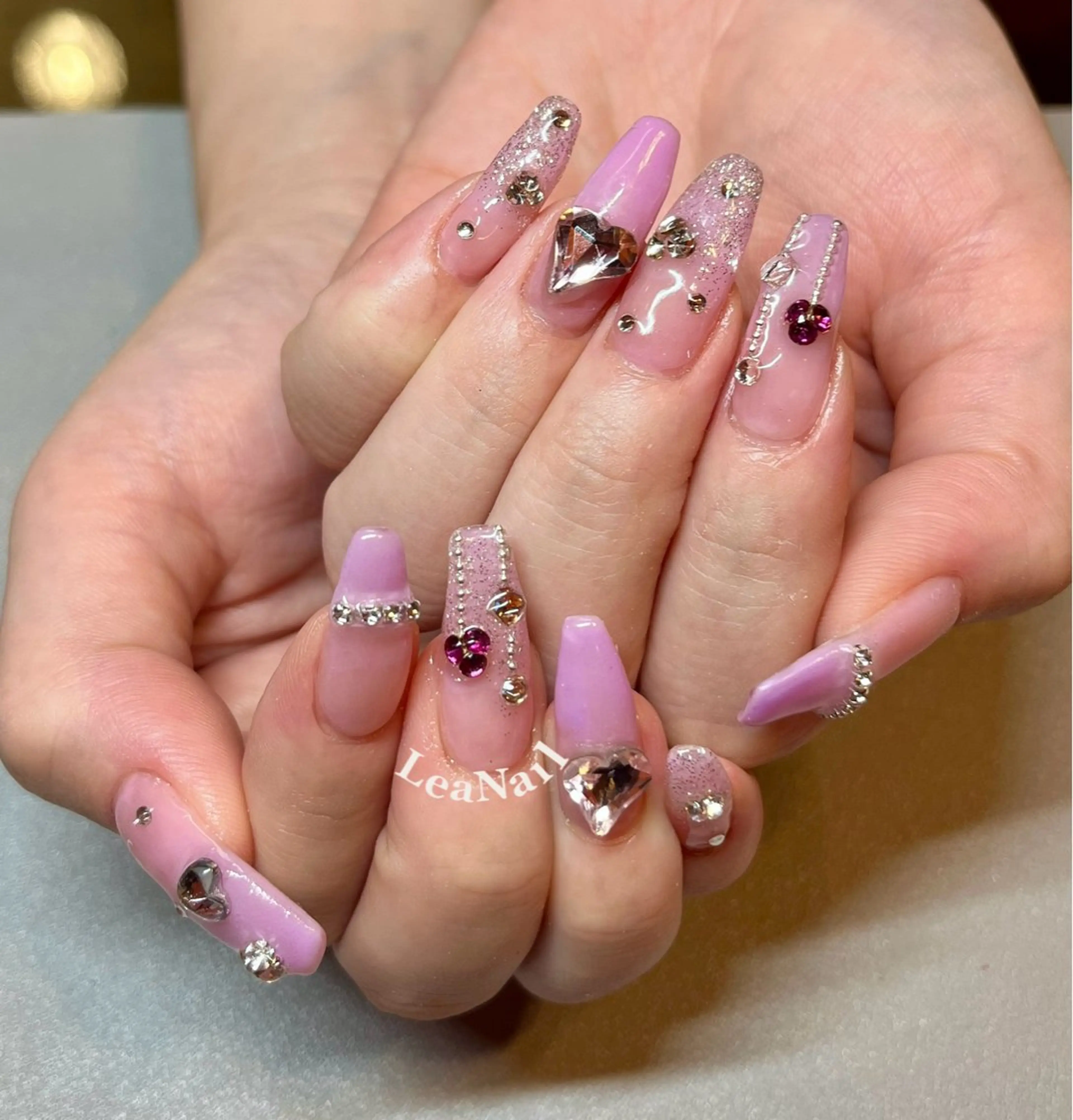 ネイル ハート キラキラネイル ロングネイル ストーンネイル ワンホンネイル Lea Nailのネイルデザイン