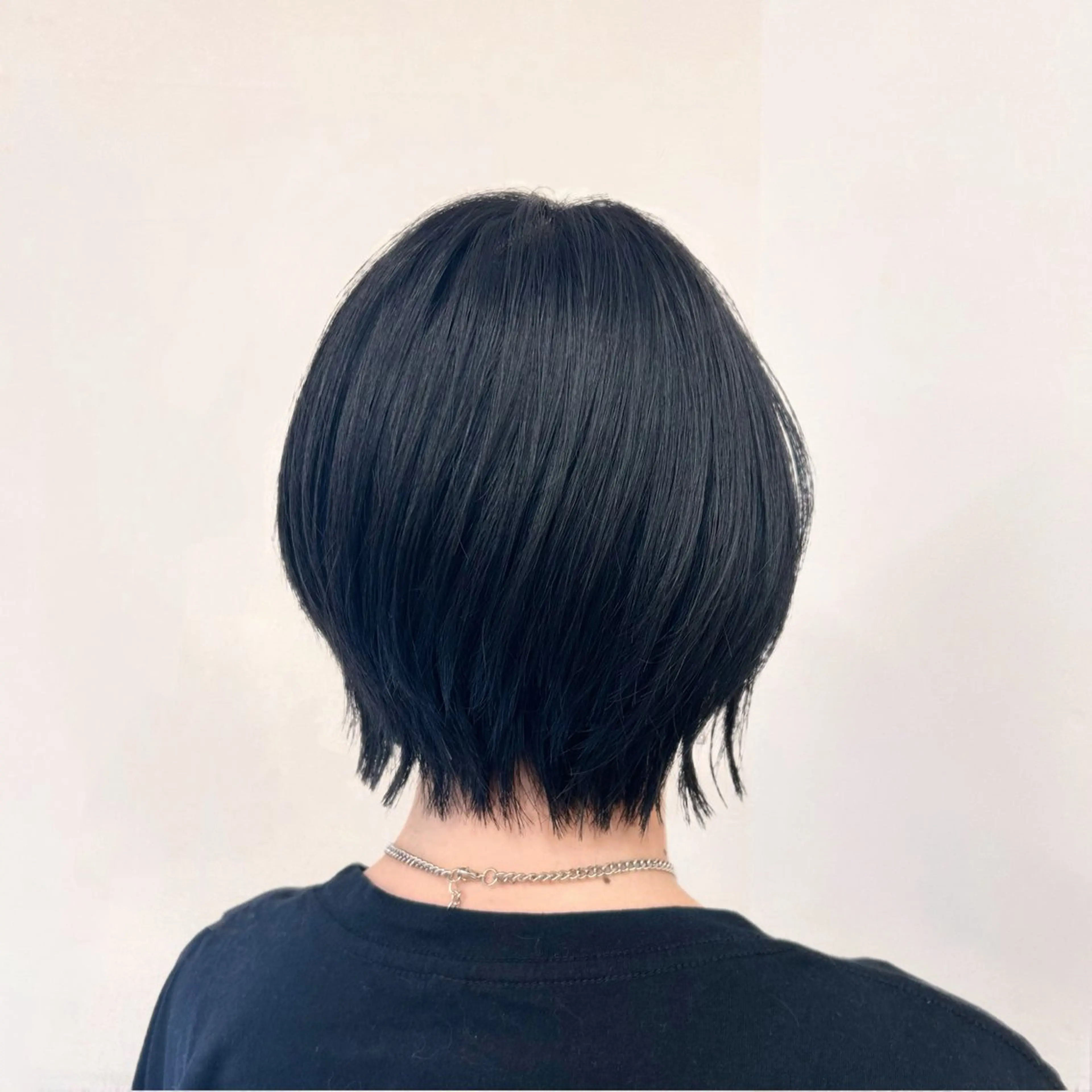 ショート カラー ボブレイヤー 黒髪 ブルーカラー ブルーブラック ボブ カット ヘアカラー ルネ北千住店 Rinoのヘアスタイル