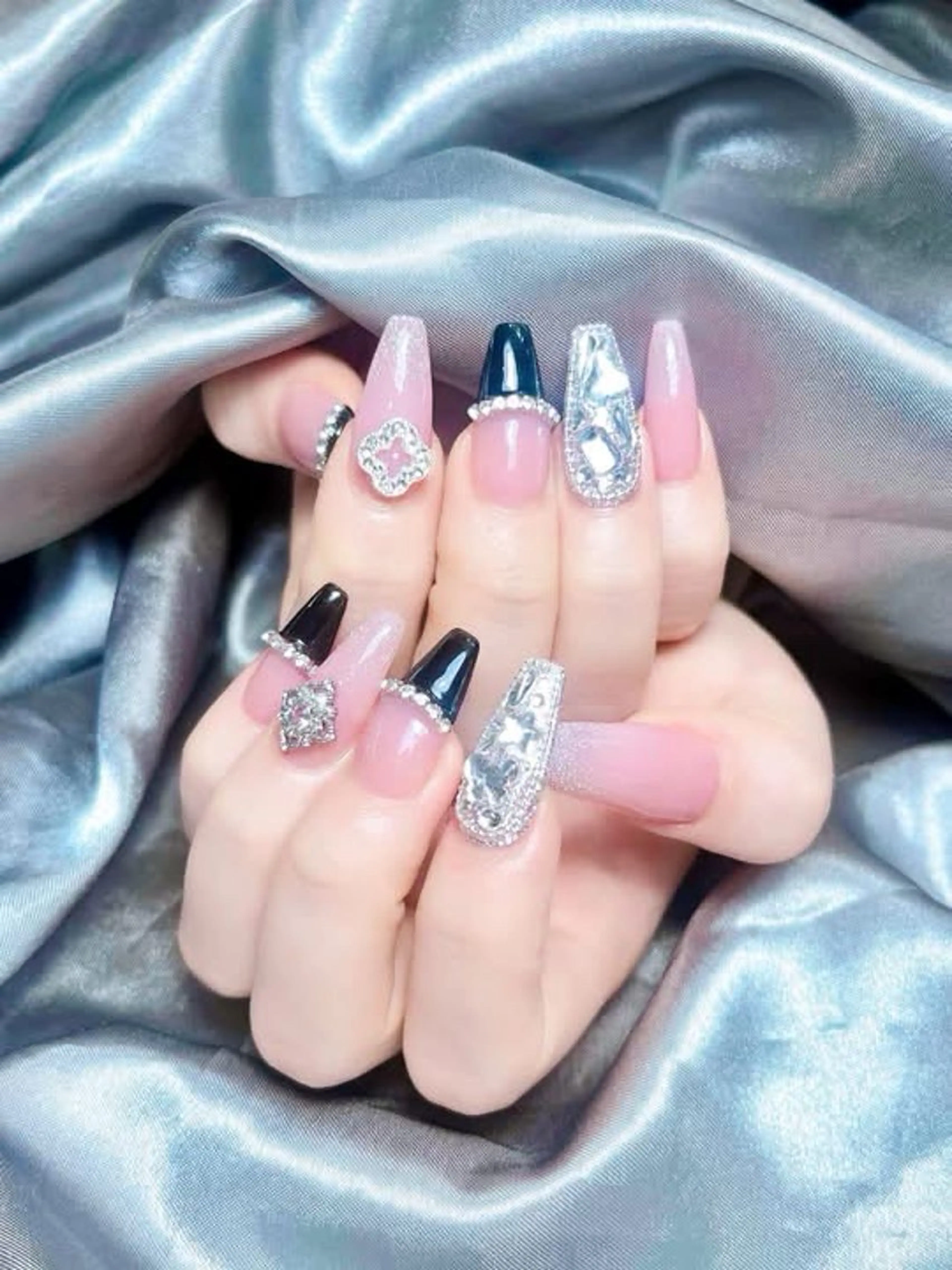 ネイル チークネイル 長さ出し フレンチネイル キラキラネイル ラメ(グリッター) ハンドネイル Vp ネイルのネイルデザイン