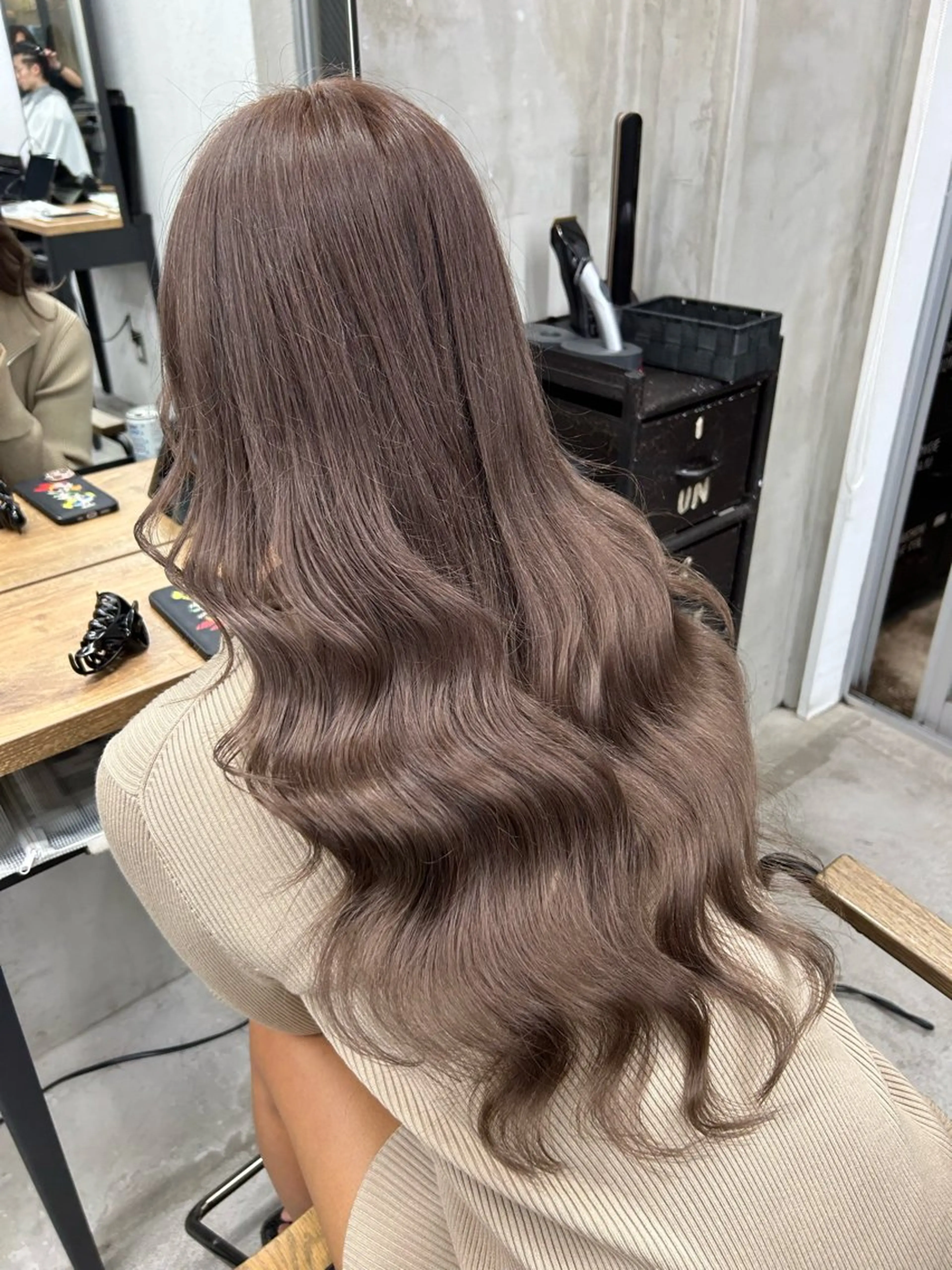 ロング カラー ダブルカラー グレージュ ミルクティーグレージュ トリートメント カット ヘアカラー トリートメント RYOSUKE ハイトーンのヘアスタイル