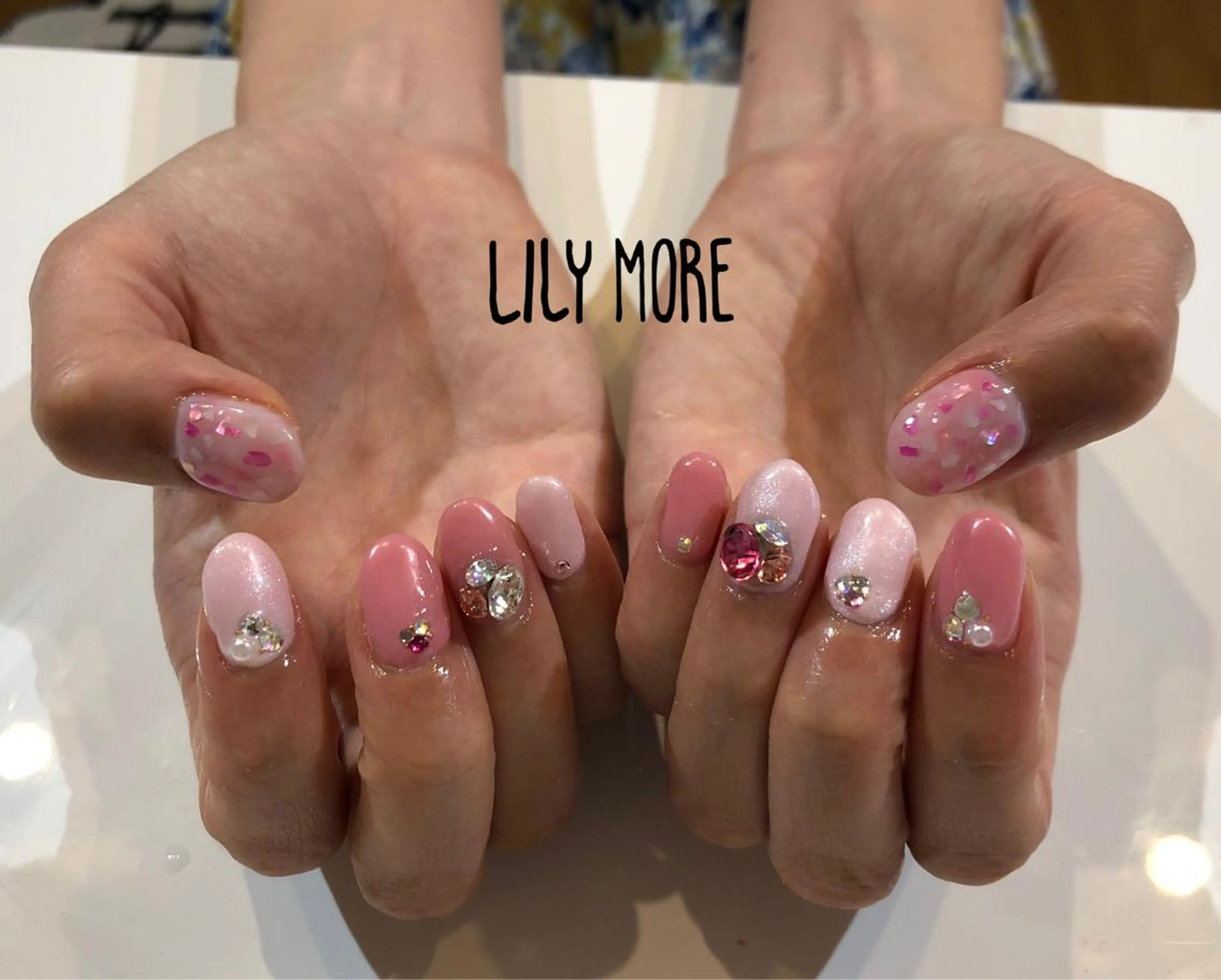 ネイル ストーンネイル Lily closetのネイルデザイン