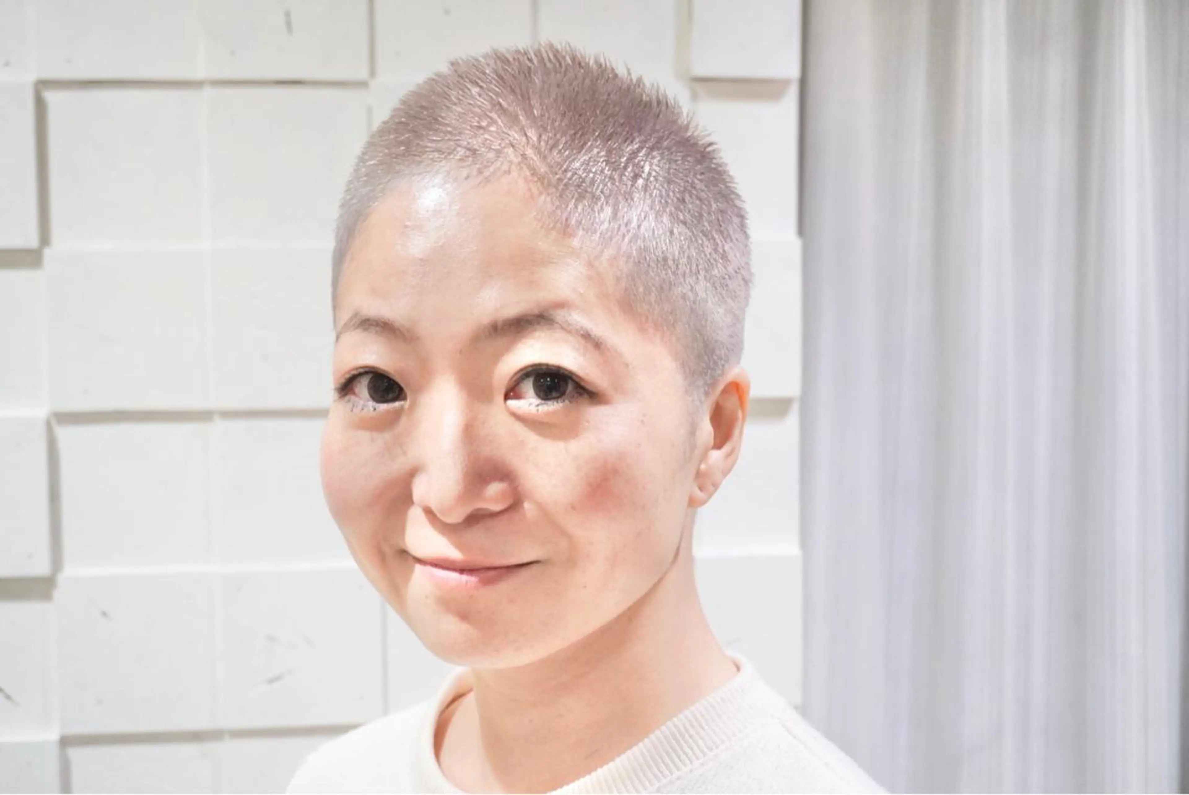 ショート カラー ブリーチ グレージュ バズカット ミヤザキ ユタカのヘアスタイル