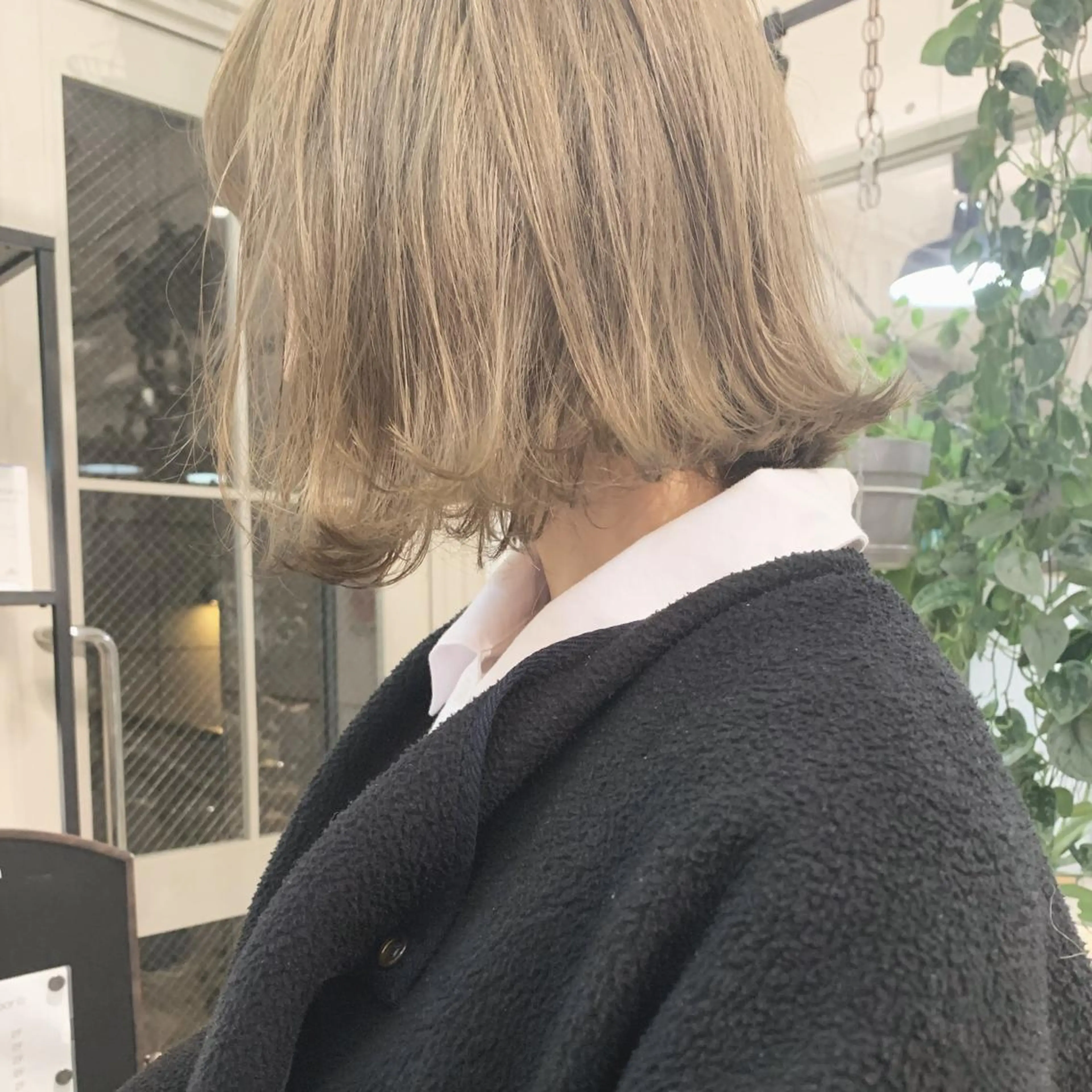 ショート カラー ベージュカラー ブリーチ ミルキーベージュ ヘアカラー トリートメント ハイトーンボブ 前田 表参道　グレージュのヘアスタイル