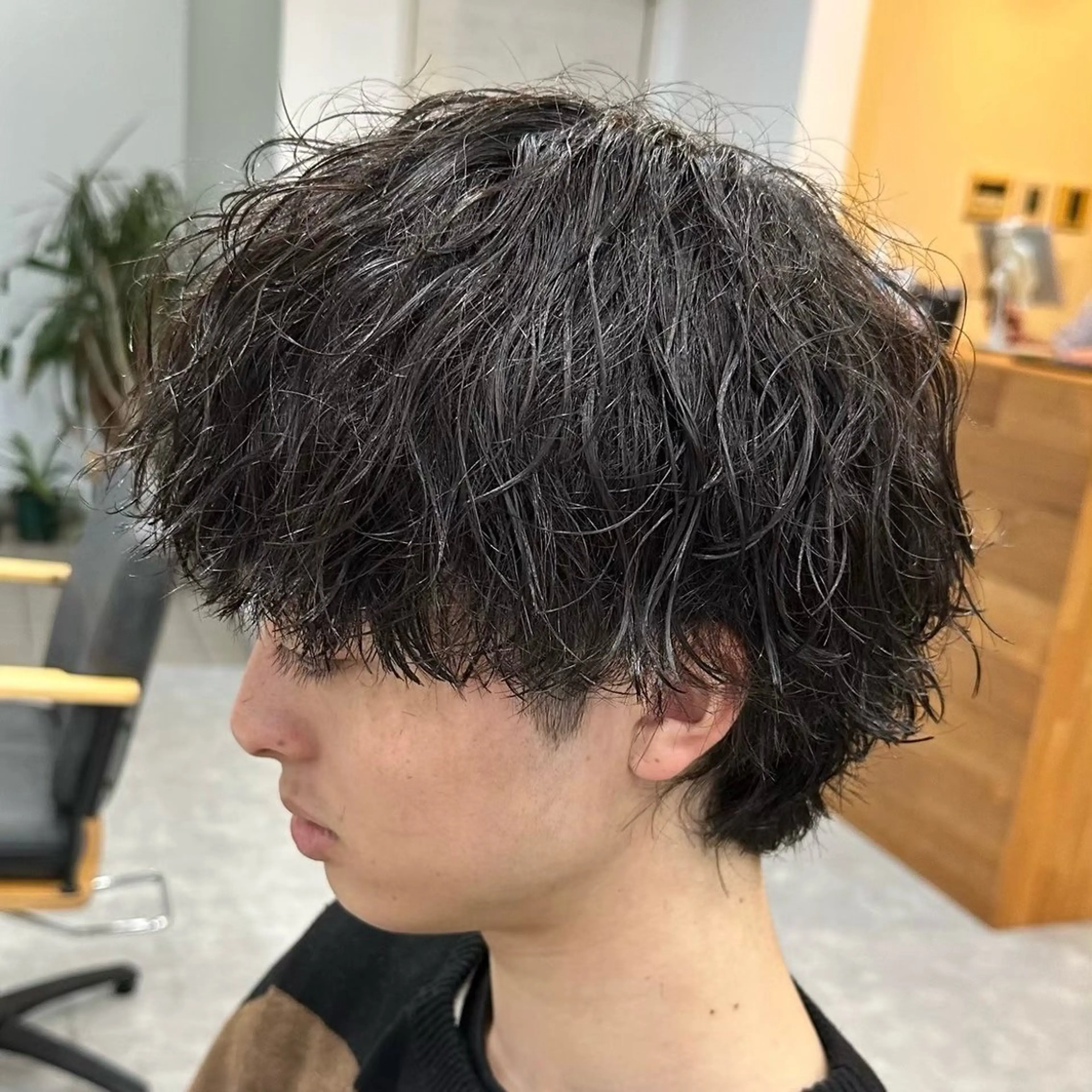 ミディアム パーマ メンズ ミディアムパーマ メンズパーマ メンズツイストパーマ ツイストスパイラルパーマ メンズウルフカット FeU【フゥ】所属・メンズパーマ WATARUのヘアスタイル