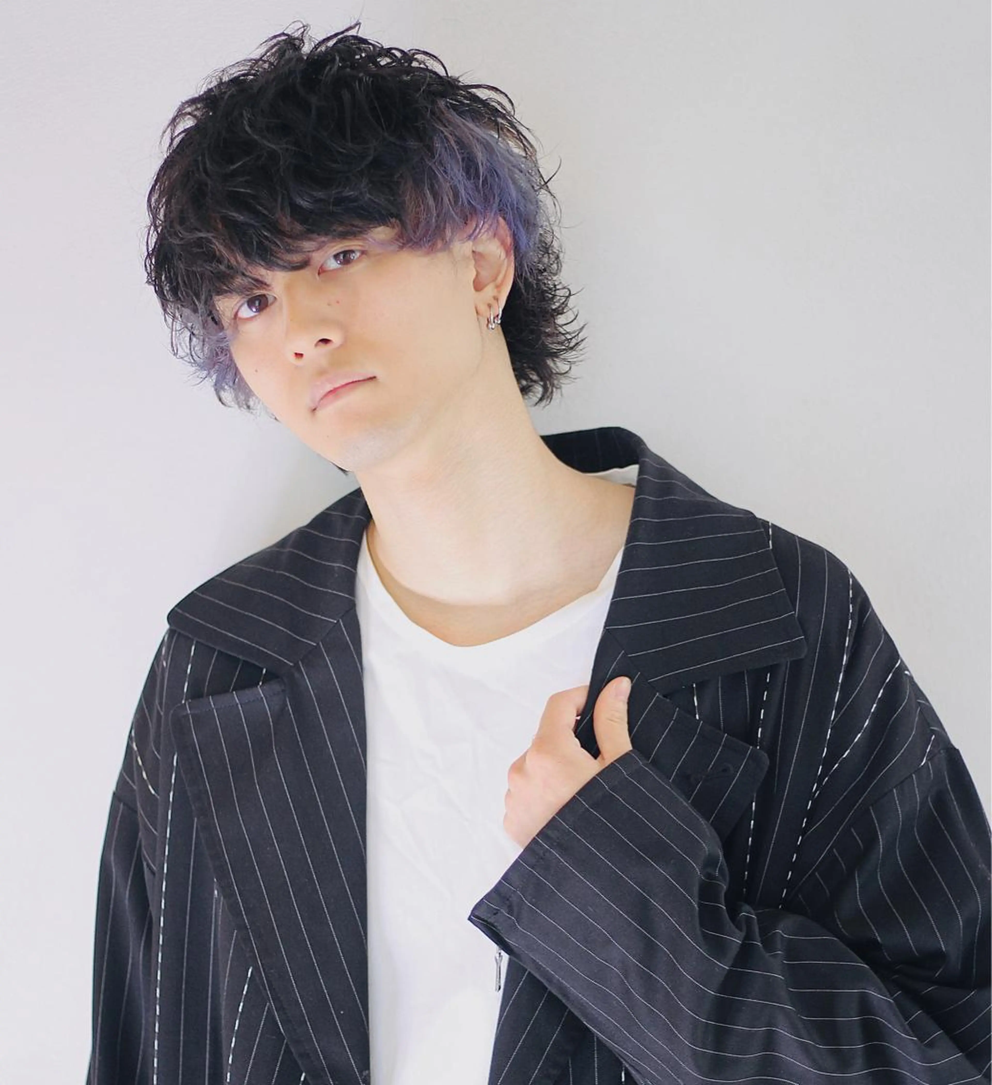 ショート カラー パーマ ヘアアレンジ メンズ 切りっぱなしボブ メンズブリーチ メンズインナーカラー メンズ韓国風 メンズパーマ ウルフとハイトーン みっちー✂️のヘアスタイル