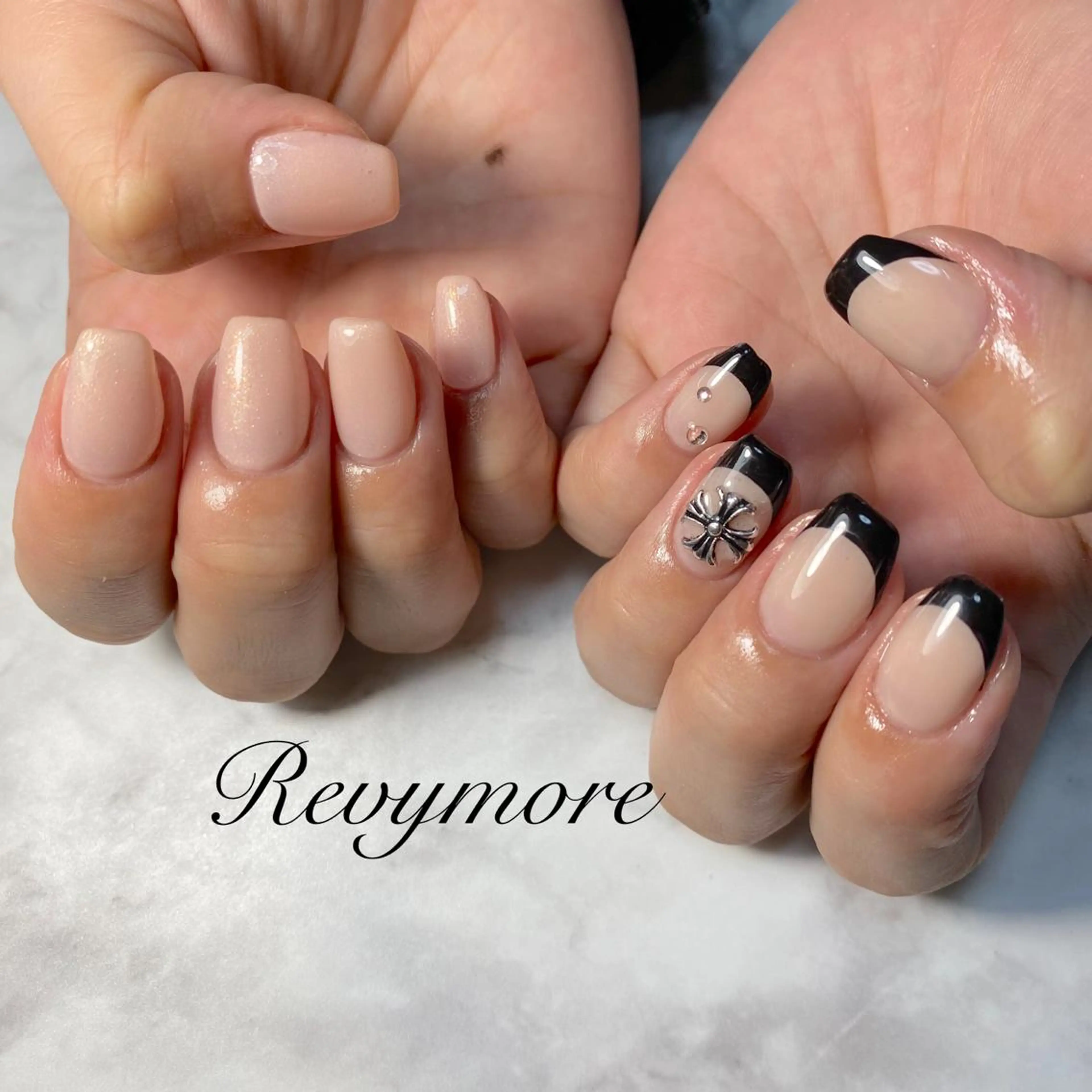 ミディアム ネイル 韓国風ヘア フレンチネイル ジェルネイル キラキラネイル 韓国ネイル nail salon Revymoreのネイルデザイン