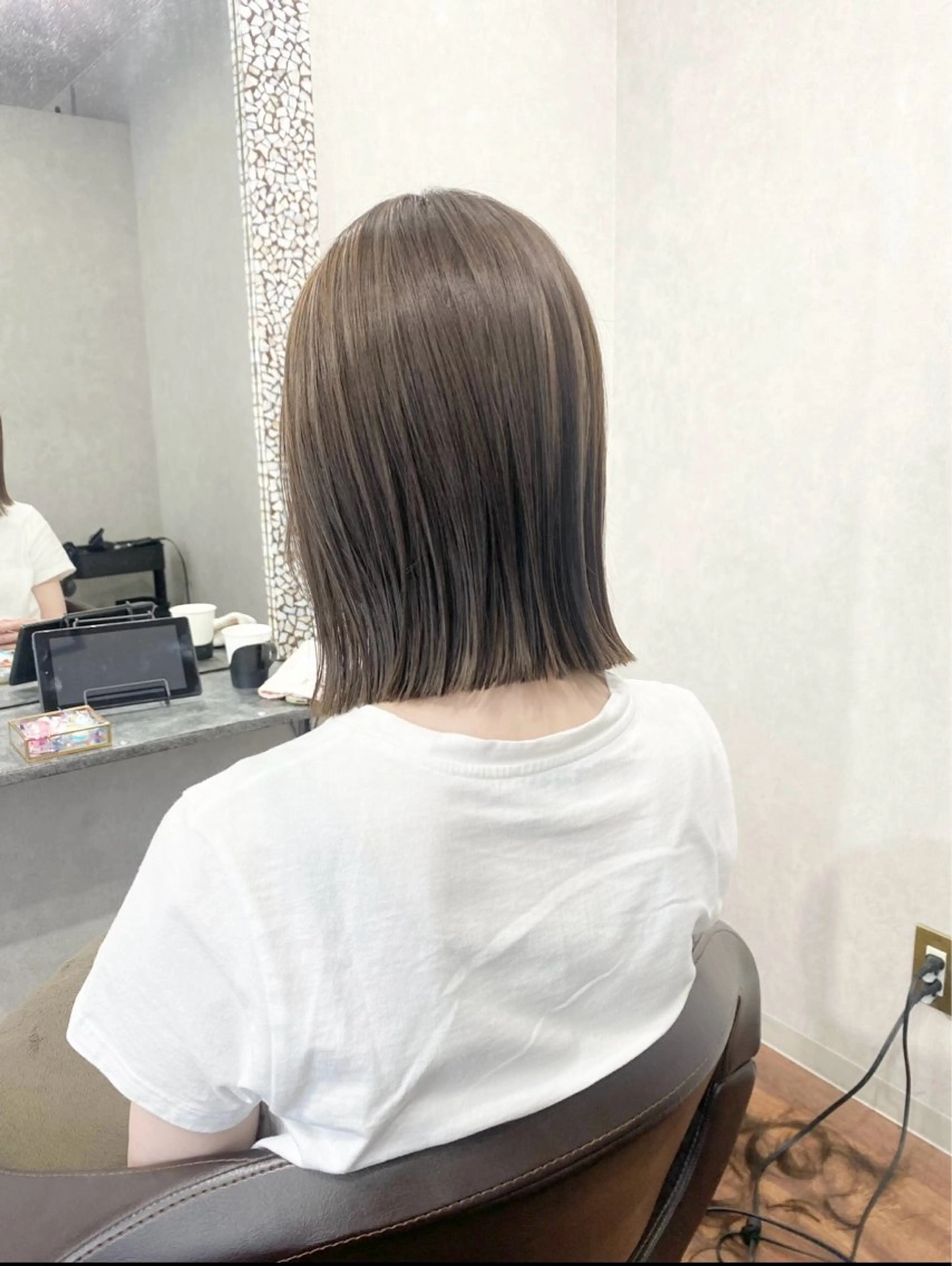 ミディアム ボブ カット ヘアカラー トリートメント ＳＨＩ ＺＵのヘアスタイル