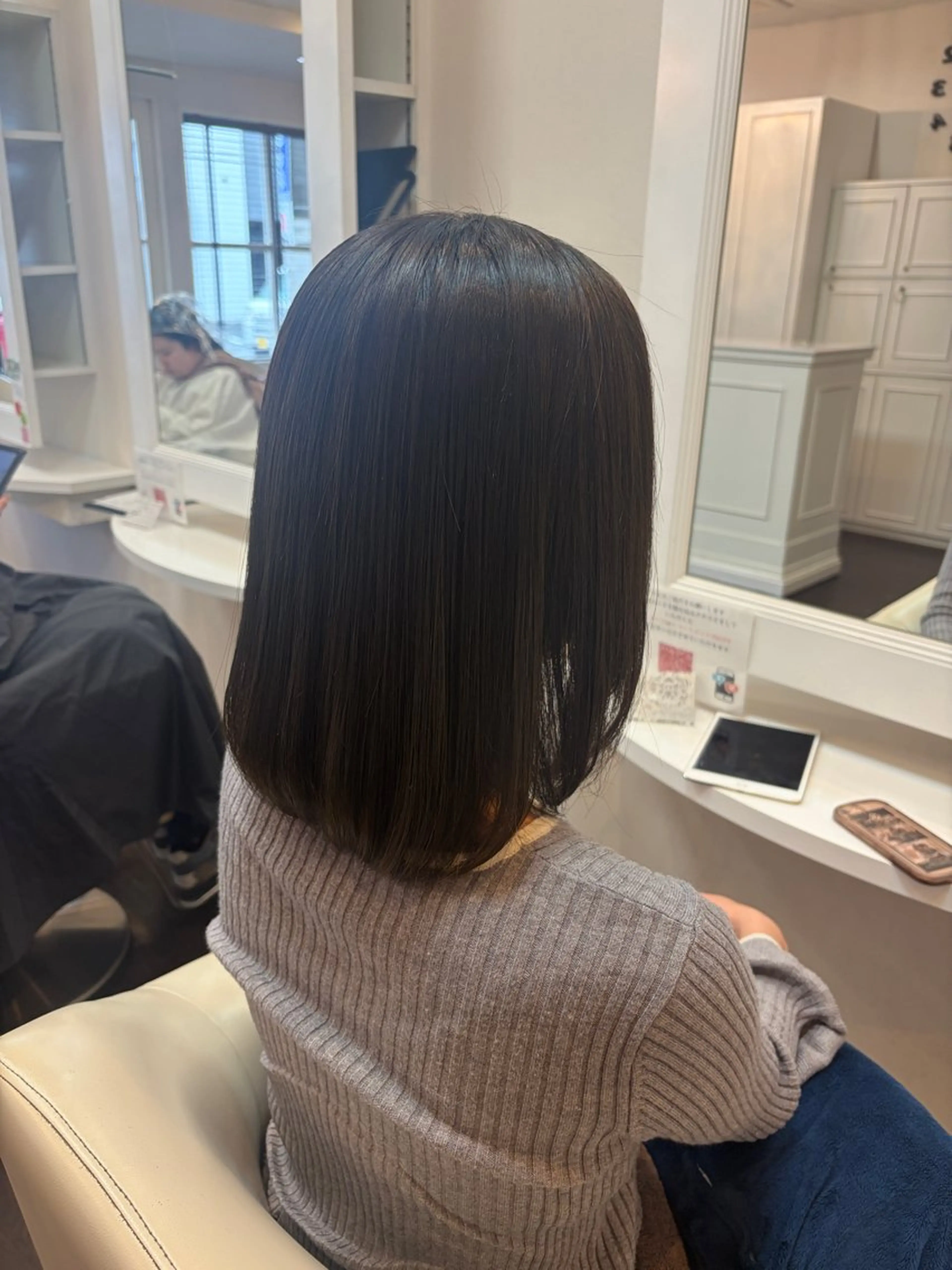 ミディアム 顔まわりレイヤー レイヤーカット カット ラヴィールアーム所属・秋山 麗奈のヘアスタイル