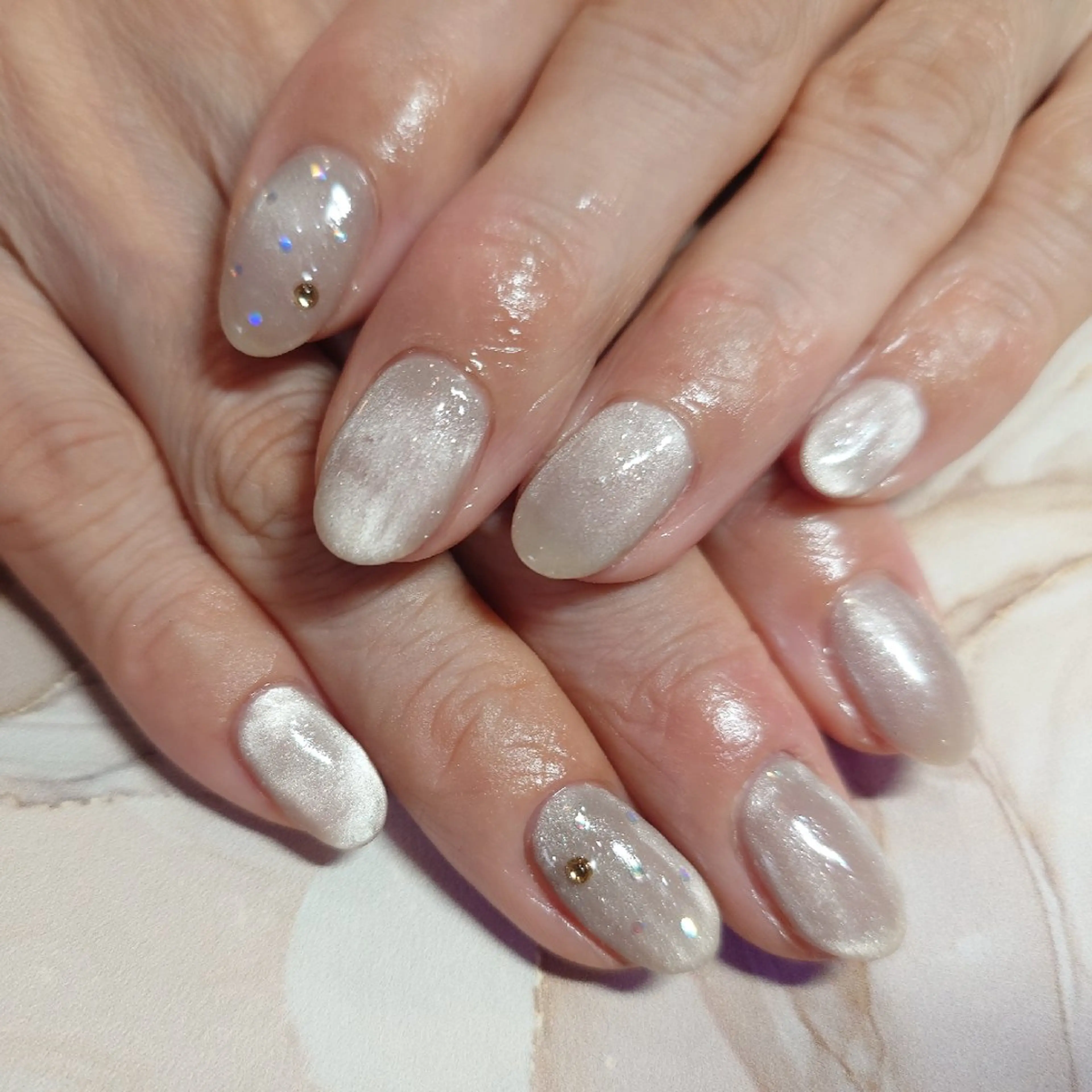 ネイル ホログラムネイル シルバー ストーンネイル ハンドネイル Lino所属・Lino ＊EMI＊のネイルデザイン